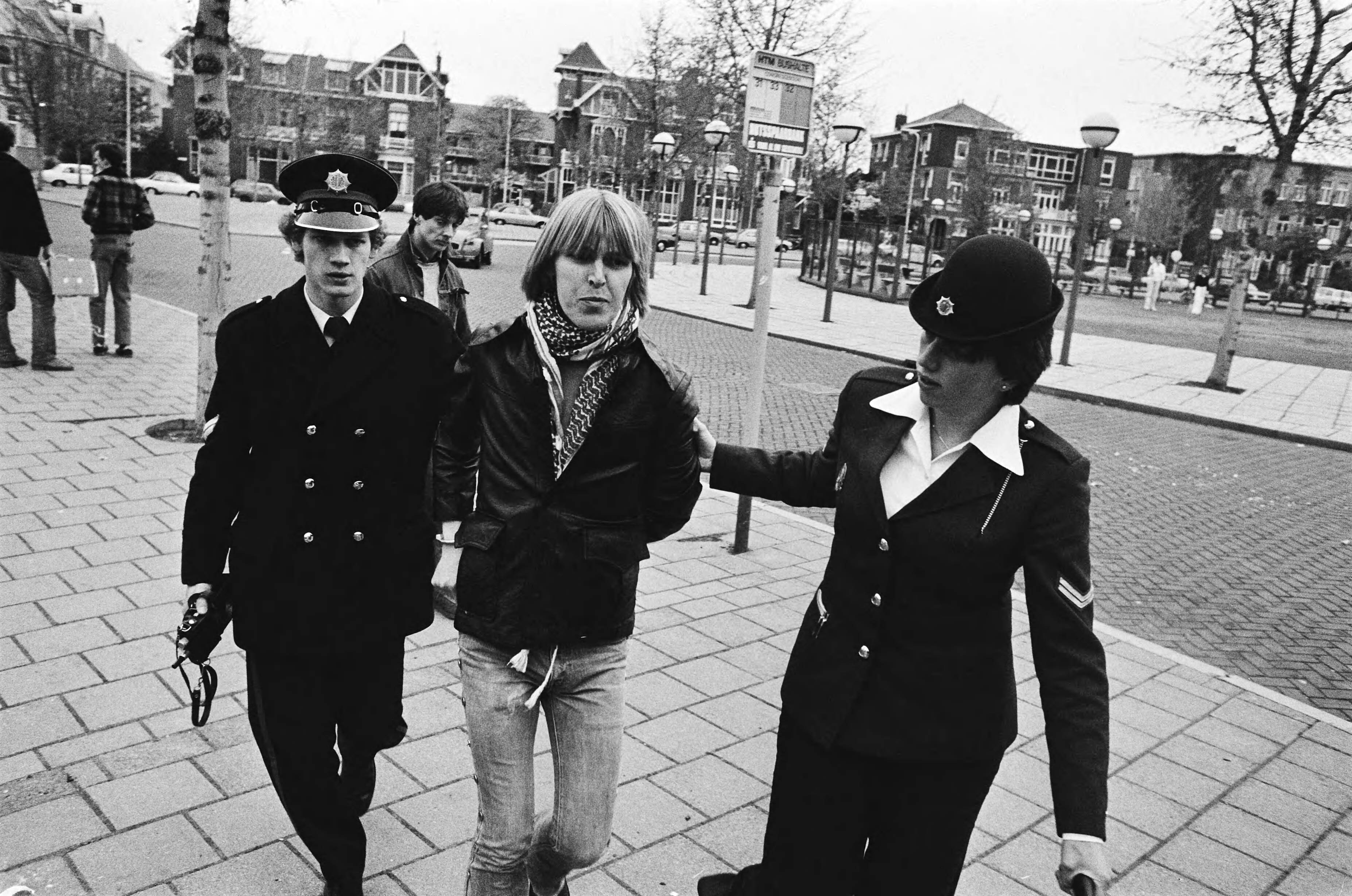 Fotocollectie Anefo — Prinses Beatrix en Prins Claus bij herdenking 30 jaar Israel ( Den Haag ); politie verwijdert demonstranten Palestina Comite voor het Congresgebouw / — Foto: Verhoeff, Bert / Anefo. Licentie: Set B: Rechtenvrij / Publiek Domein. Bron: Nationaal Archief. http://hdl.handle.net/10648/acb2782a-d0b4-102d-bcf8-003048976d84