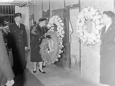 Fotocollectie Anefo — Jaarlijkse herdenking in Scheveningen bij de dodencel. Mej. J.C.M.M. Geldens, secretaresse van prinses Wilhelmina, legt een krans bij cel 601 — Foto: Rossem, Wim van / Anefo. Licentie: Set B: Rechtenvrij / Publiek Domein. Bron: Nationaal Archief. http://hdl.handle.net/10648/a9864f6e-d0b4-102d-bcf8-003048976d84