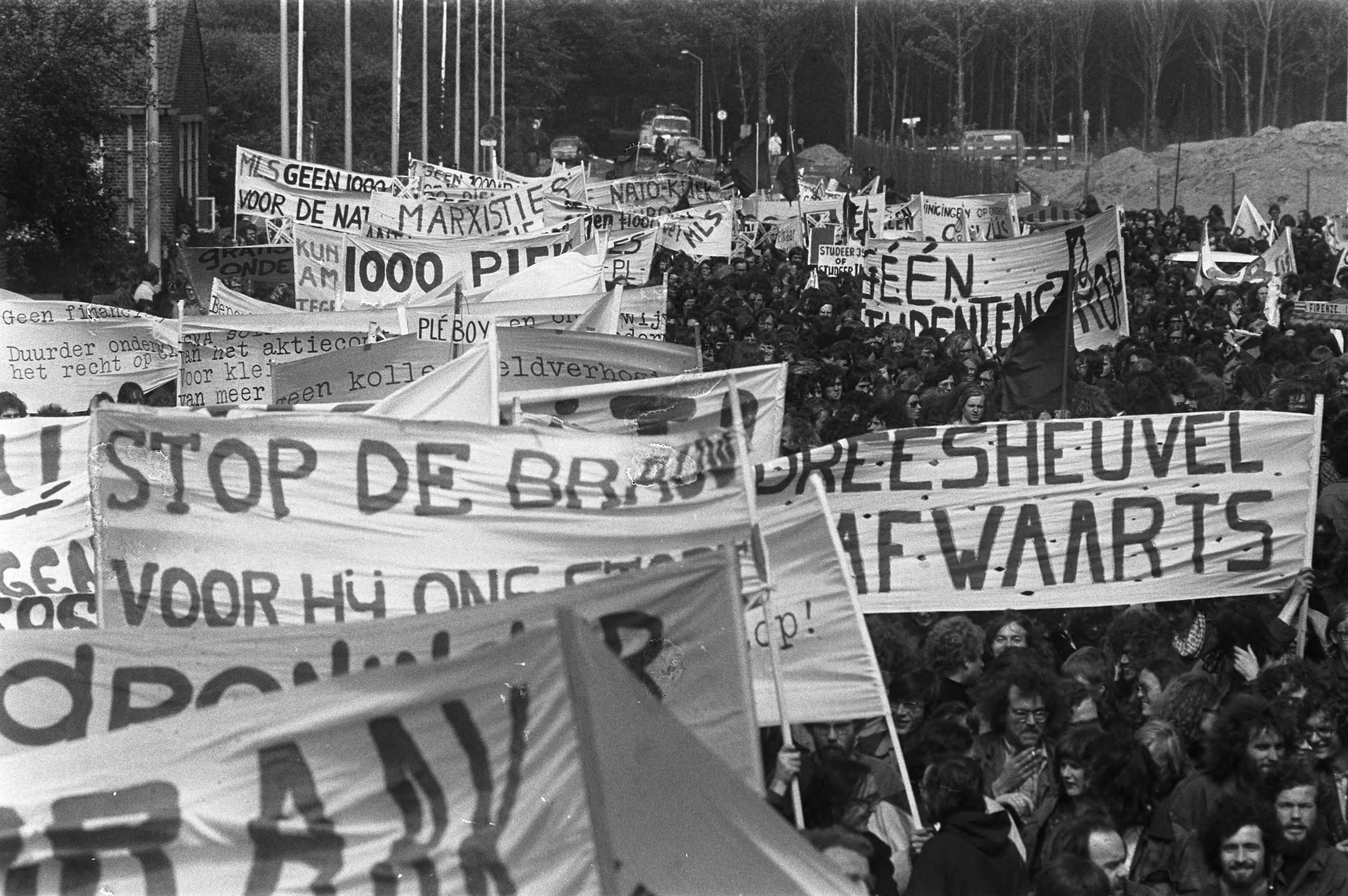 Betoging tegen het onderwijsbeleid van de regering — Betogers op het Binnenhof in Den Haag o.a. tegen de voorgenomen verhoging van het collegegeld naar 1000 gulden — Foto: Fotograaf Onbekend / Anefo. Licentie: Set B: Rechtenvrij / Publiek Domein. Bron: Nationaal Archief. http://hdl.handle.net/10648/abeae0da-d0b4-102d-bcf8-003048976d84