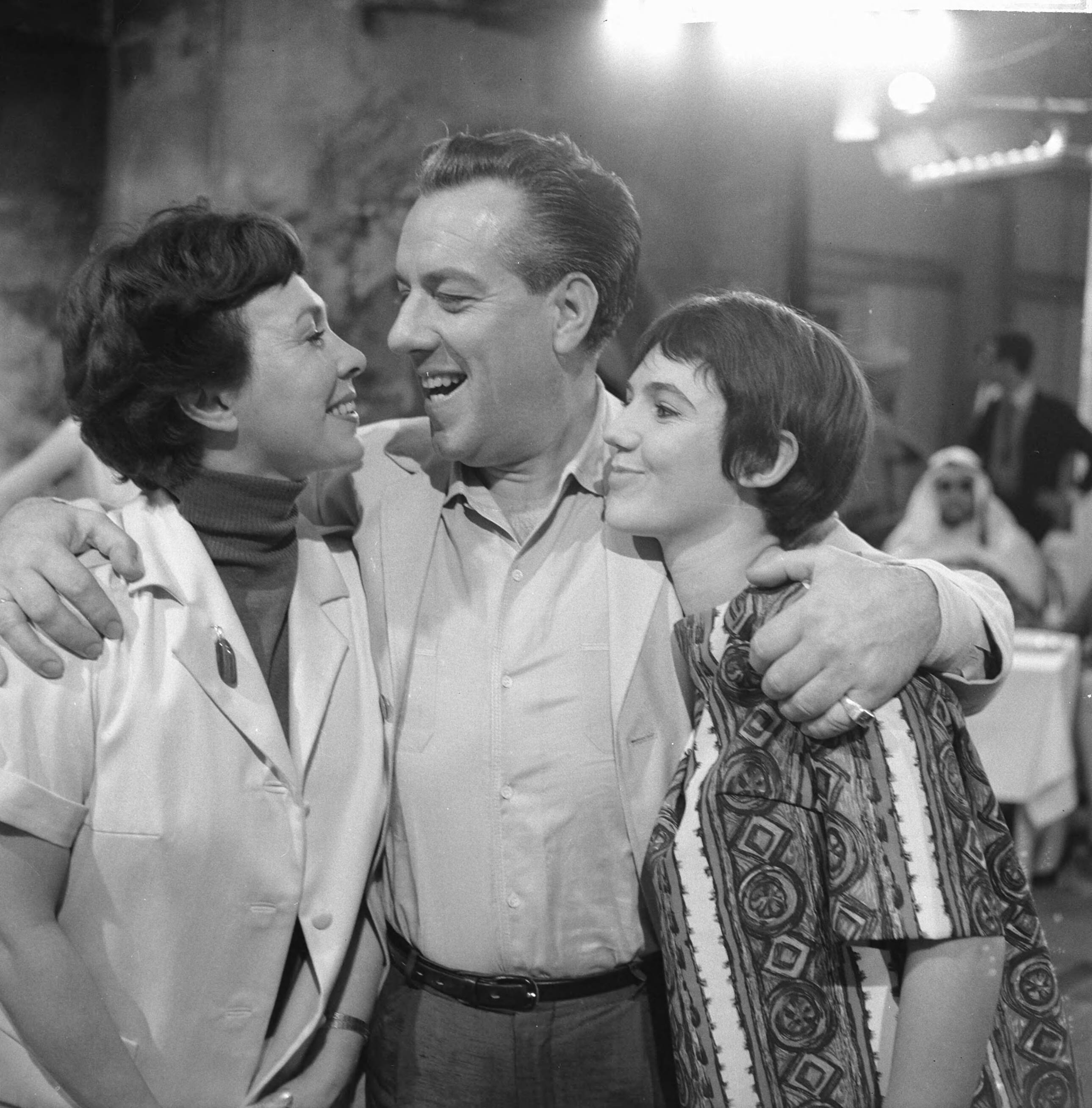 Fotocollectie Anefo — Opname televisiespel "Met 24 pk door Europa" (uitzending niet doorgegaan). Vlnr. Teddy Schaank, Ko van Dijk en Simone RooskensNegatieven zijn een jaar later, op 31-3-1964, geregistreerd in fotoadministratie Anefo! Deze aflevering is wél uitgezonden, als eerste op 20-10-1963. Op 22-11-1963 schrijft Trouw: Er komen geen afleveringen meer van de televisiestrip "Met 24 P.K. door Europa" met Ko van Dijk, Teddy Schaank en Simone Rooskens. De AVRO heeft besloten de serie te staken. Reden: de strip kon ook na bewerking van het oorspronkelijke script niet aan de gestelde eisen voldoen. Karel Prior, hoofd amusementsprogramma's van de AVRO zei van deze door het echtpaar Mazure geschreven strip, dat ze „te filmisch" waren geschreven, waardoor men er in de televisiestudio's niet goed mee uit de voeten kon. Ellen en Georges Mazure, die zes afleveringen van hun strip aan de AVRO verkochten, liggen al een poosje overhoop met de AVRO in verband met de televisie-uitzendingen van hu