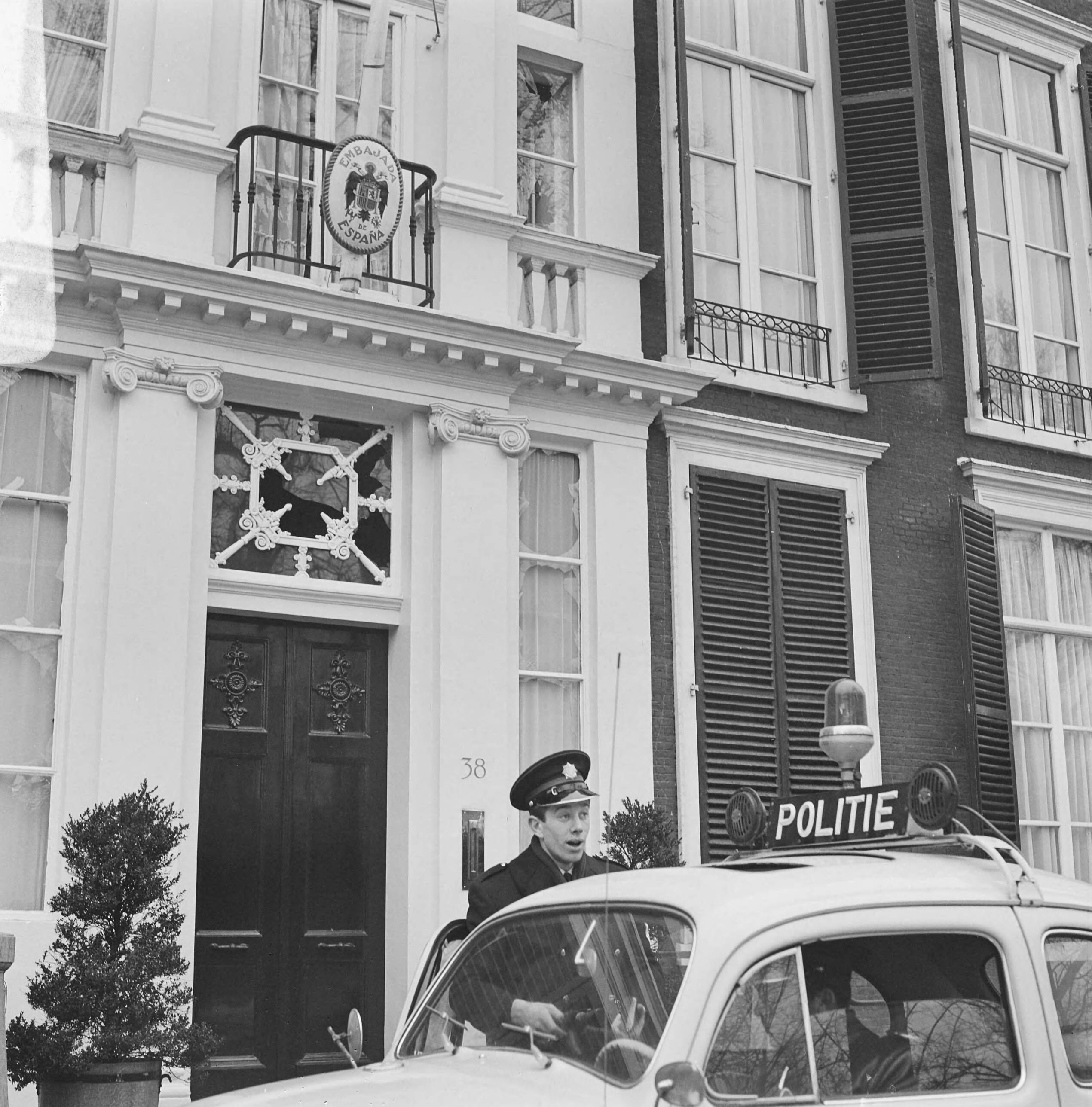 Fotocollectie Anefo — Bomaanslagen op ambassades te Den Haag . De Spaanse ambassade werden ruiten vernield — Foto: Behrens, Herbert F. / Anefo. Licentie: Set B: Rechtenvrij / Publiek Domein. Bron: Nationaal Archief. http://hdl.handle.net/10648/ab38364c-d0b4-102d-bcf8-003048976d84
