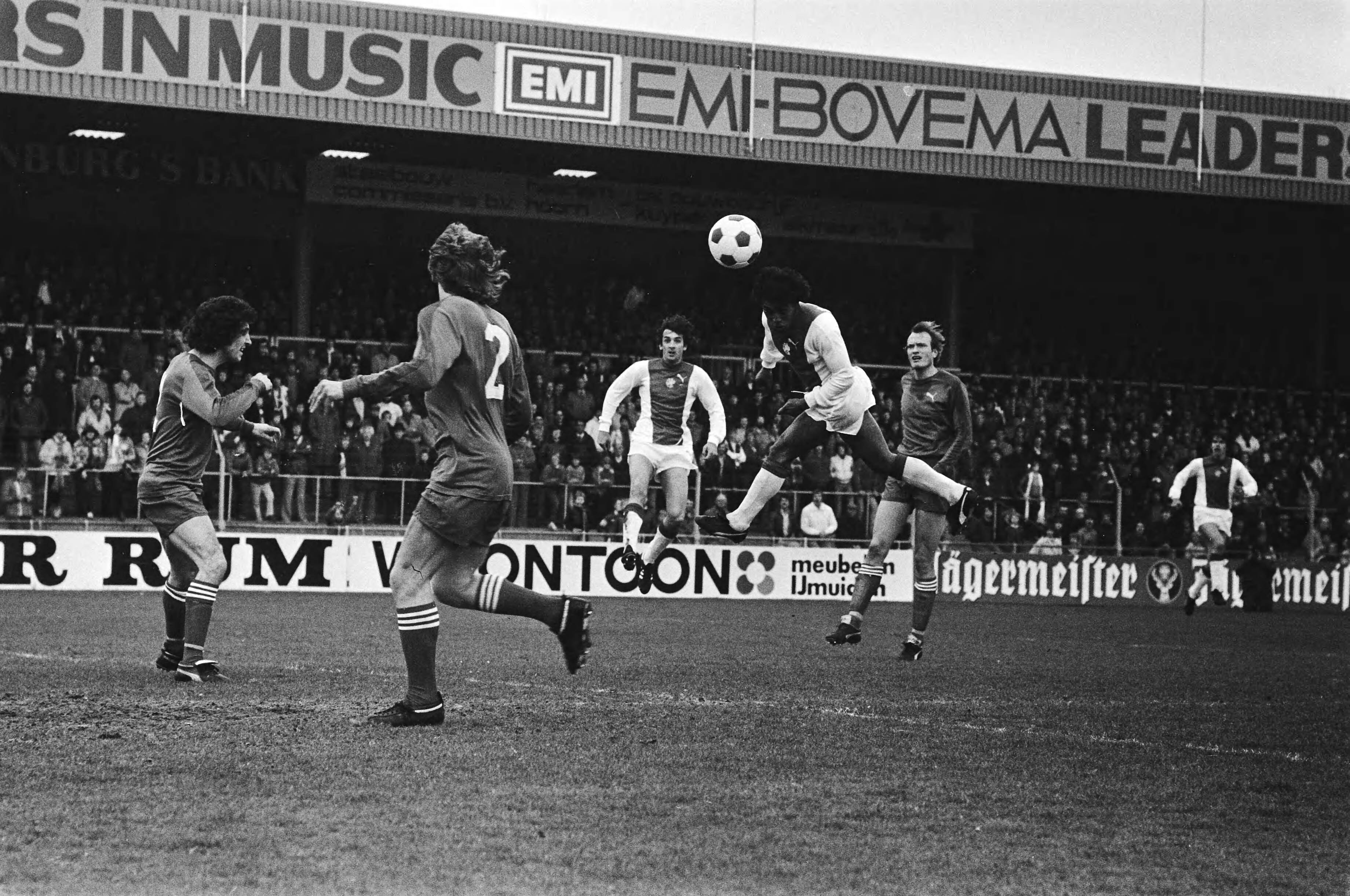 Fotocollectie Anefo — Haarlem tegen Ajax 0-1; Ray Clark springt mee — Foto: Bogaerts, Rob / Anefo. Licentie: Set B: Rechtenvrij / Publiek Domein. Bron: Nationaal Archief. http://hdl.handle.net/10648/acc828a0-d0b4-102d-bcf8-003048976d84