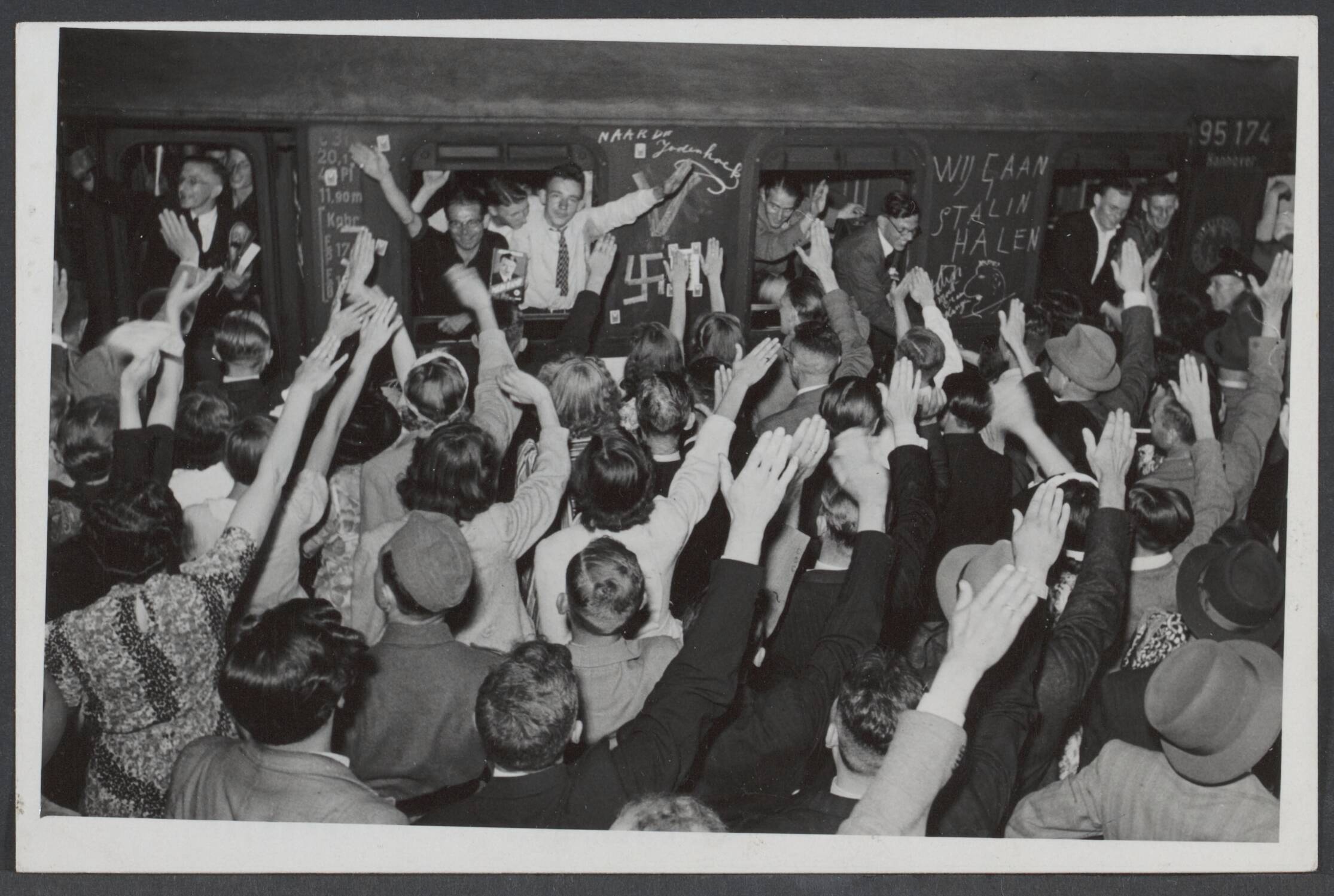 Nederlandse vrijwilligers aan Duitse zijde: Kriegsmarine / Vrijwilligers-legioen Nederland — Het eerste transport van het Nederlands Legioen naar het Oostfront vertrekt uit Den Haag — Foto: Stapf Bilderdienst. Licentie: Set B: Rechtenvrij / Publiek Domein. Bron: Nationaal Archief. http://hdl.handle.net/10648/c05a3506-5d7a-87f6-71eb-546270f969c3