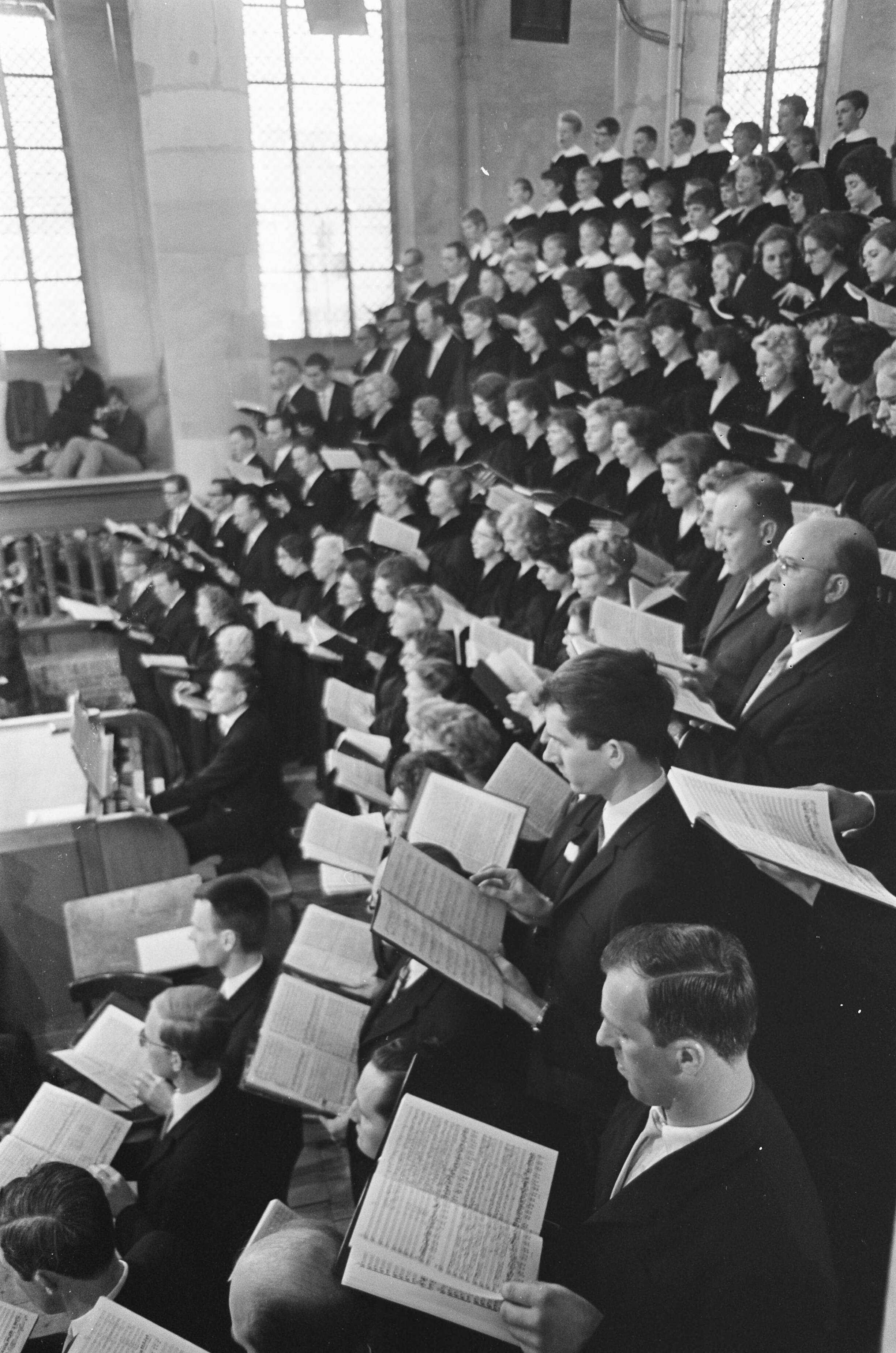 Fotocollectie Anefo — Uitvoering Mattheus Passion in Grote Kerk in Naarden — Foto: Nijs, Jac. de / Anefo. Licentie: Set B: Rechtenvrij / Publiek Domein. Bron: Nationaal Archief. http://hdl.handle.net/10648/ab3ccd1a-d0b4-102d-bcf8-003048976d84
