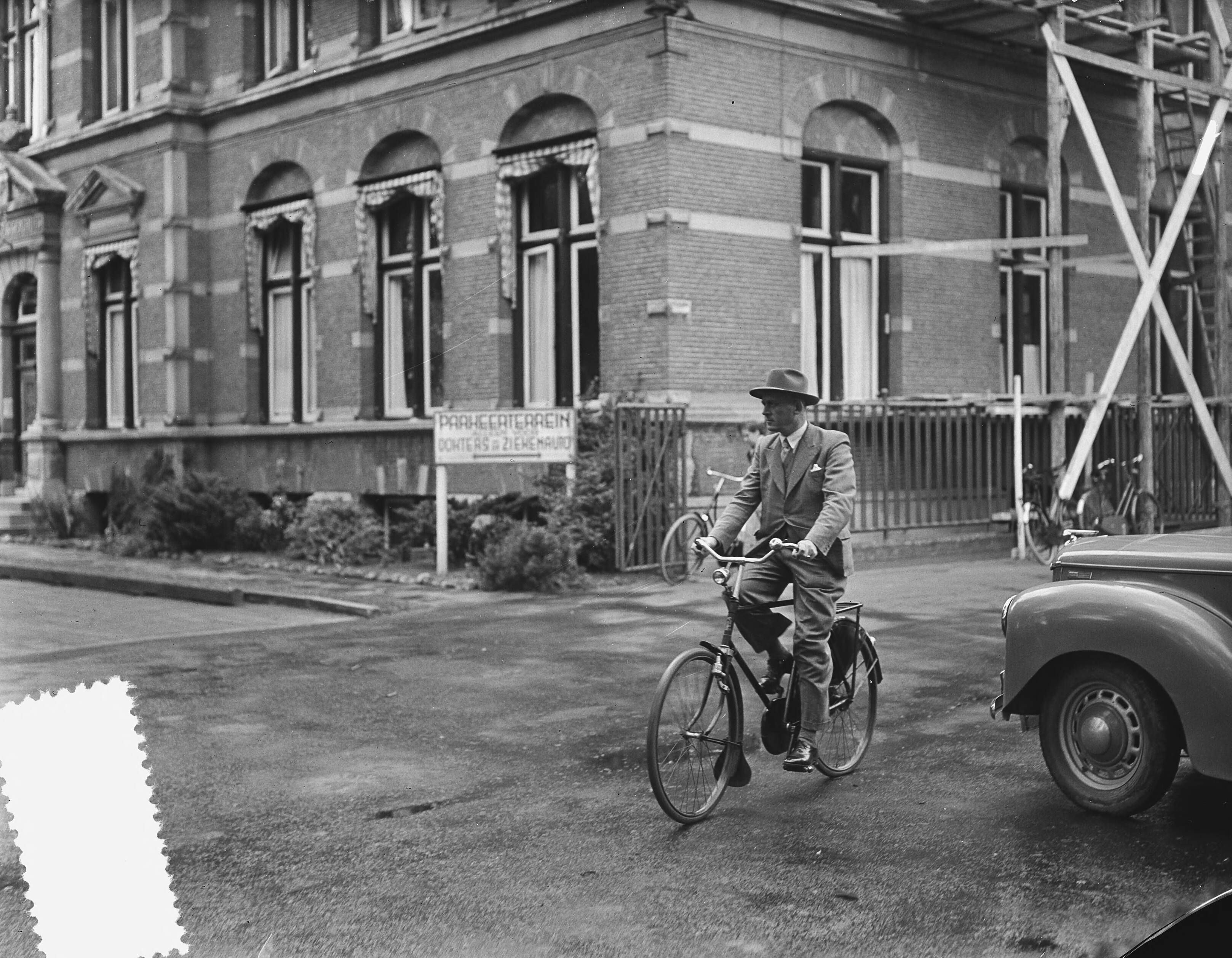 Fotocollectie Anefo — Operatie scheiding Siamese tweeling in Leeuwarden. Chirurgen verlaten het Diaconessenziekenhuis op de fiets — Foto: Bilsen, Joop van / Anefo. Licentie: Set B: Rechtenvrij / Publiek Domein. Bron: Nationaal Archief. http://hdl.handle.net/10648/a9238460-d0b4-102d-bcf8-003048976d84