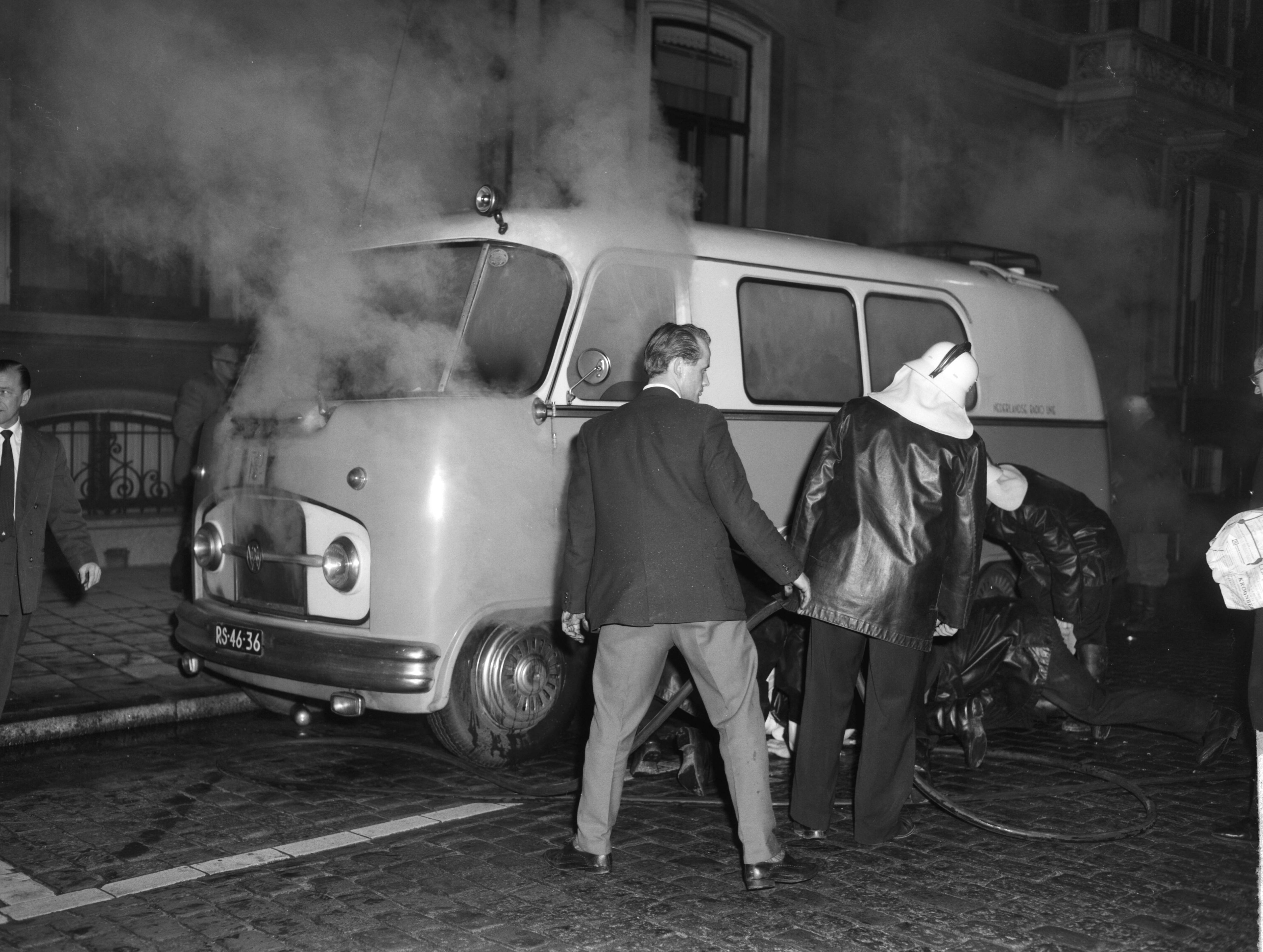 Fotocollectie Anefo — Prijsuitreiking Jan Campertprijs in Den Haag , opname wagen van de NRU totaal uitgebrand tijdens de prijsuitreiking — Foto: Koch, Eric / Anefo. Licentie: Set B: Rechtenvrij / Publiek Domein. Bron: Nationaal Archief. http://hdl.handle.net/10648/aa232104-d0b4-102d-bcf8-003048976d84