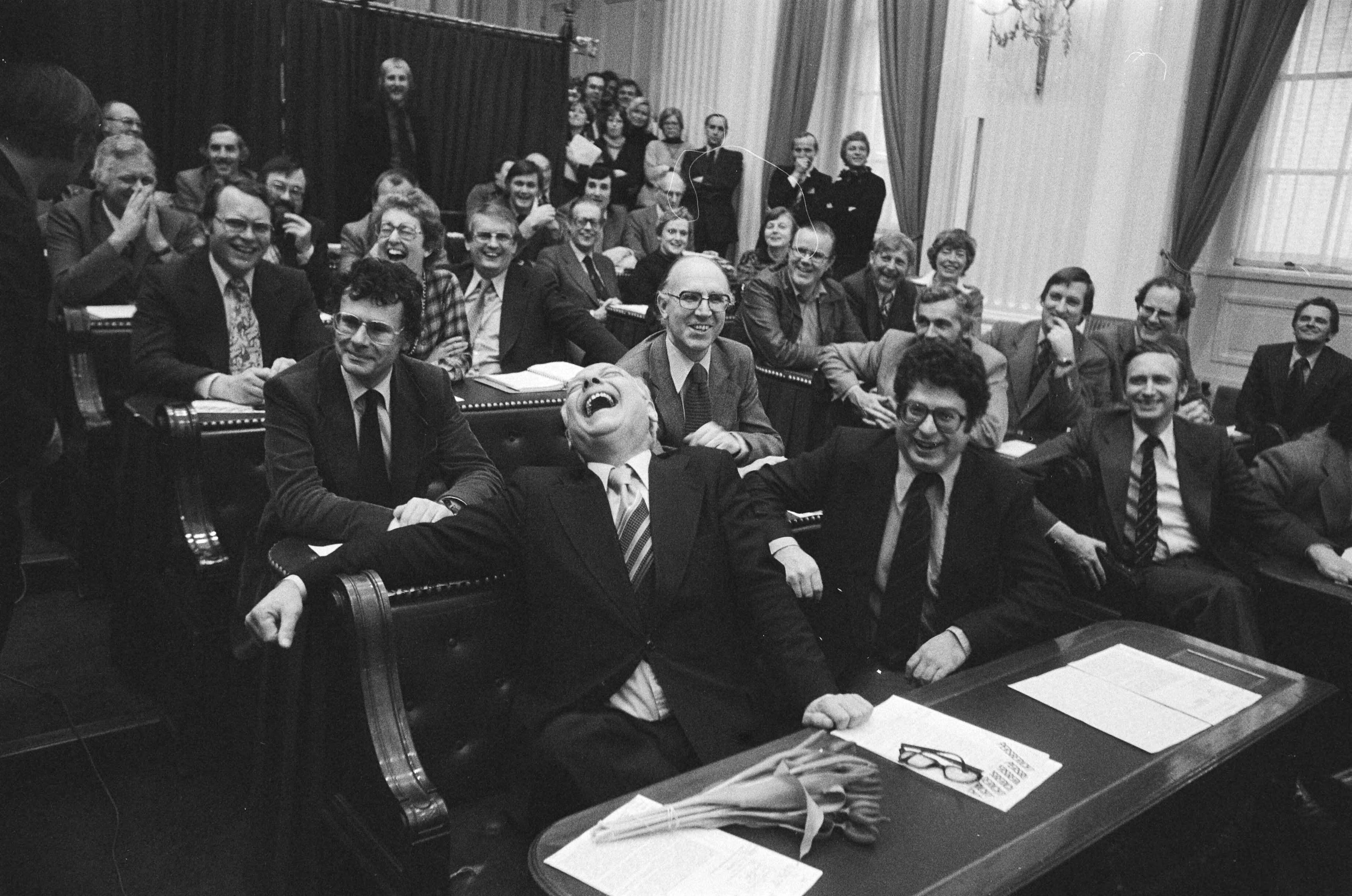 Fotocollectie Anefo — De Tweede Kamer tijdens de regeringsverklaring van het kabinet Van Agt: v.l.n.r. Den Uyl, Van Thijn en Dolman — Foto: Suyk, Koen / Anefo. Licentie: Set B: Rechtenvrij / Publiek Domein. Bron: Nationaal Archief. http://hdl.handle.net/10648/acaa4aec-d0b4-102d-bcf8-003048976d84