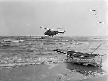 Fotocollectie Anefo — Reddingsdemonstraties van de Koninklijke Marine te Katwijk aan Zee — Foto: Rossem, Wim van / Anefo. Licentie: Set B: Rechtenvrij / Publiek Domein. Bron: Nationaal Archief. http://hdl.handle.net/10648/a9655868-d0b4-102d-bcf8-003048976d84