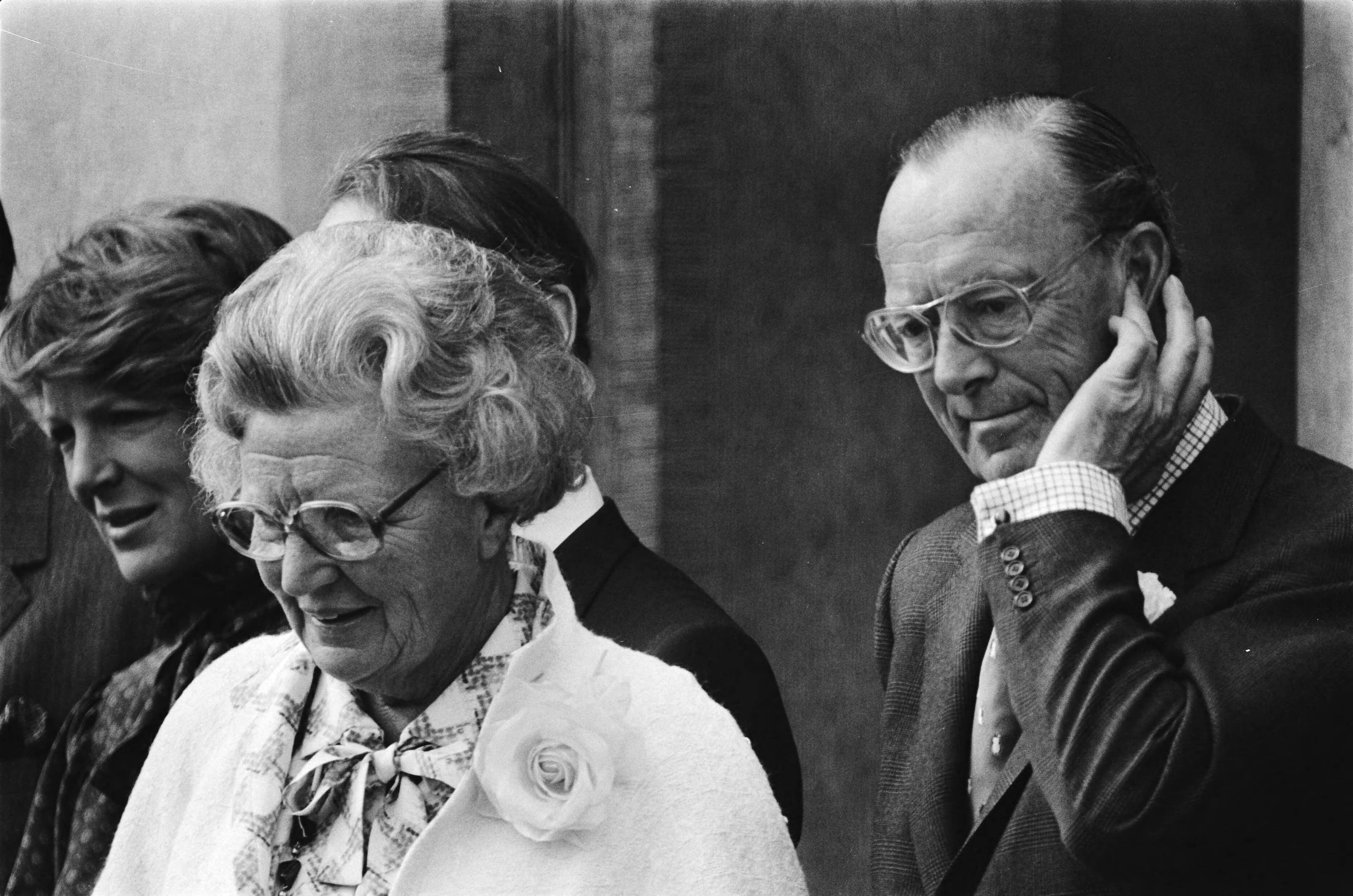 Fotocollectie Anefo — Defile Soestdijk 78; koningin Juliana en Prins Bernhard (koppen) — Foto: Verhoeff, Bert / Anefo. Licentie: Set B: Rechtenvrij / Publiek Domein. Bron: Nationaal Archief. http://hdl.handle.net/10648/acb19324-d0b4-102d-bcf8-003048976d84