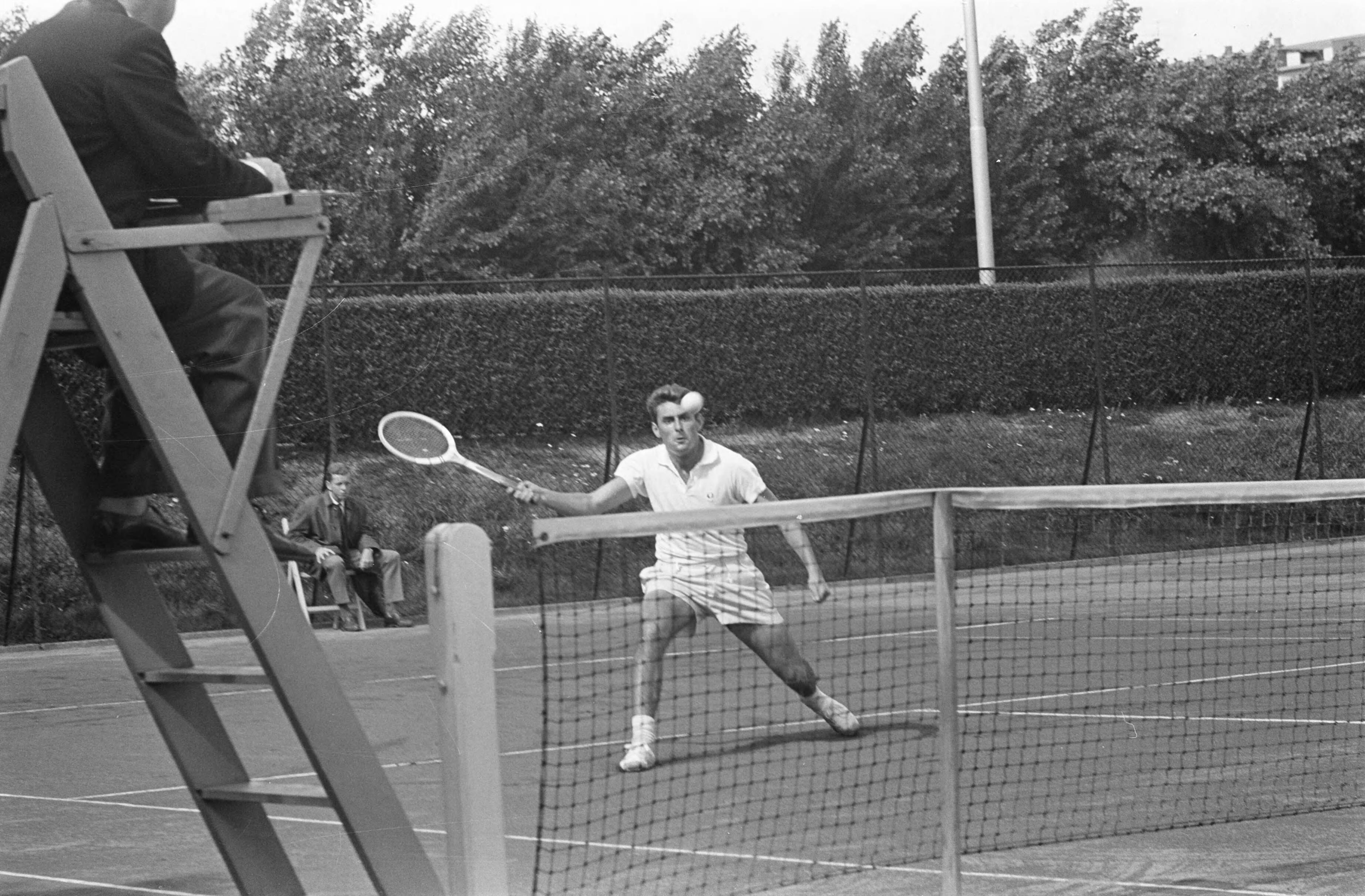 Tennis : Nederland tegen België — Tennis. Nederland tegen België in Tennispark Hanenburg te Den Haag. Heren enkel, spelmoment — Foto: Fotograaf Onbekend / Anefo. Licentie: Set B: Rechtenvrij / Publiek Domein. Bron: Nationaal Archief. http://hdl.handle.net/10648/aa14f8e0-d0b4-102d-bcf8-003048976d84