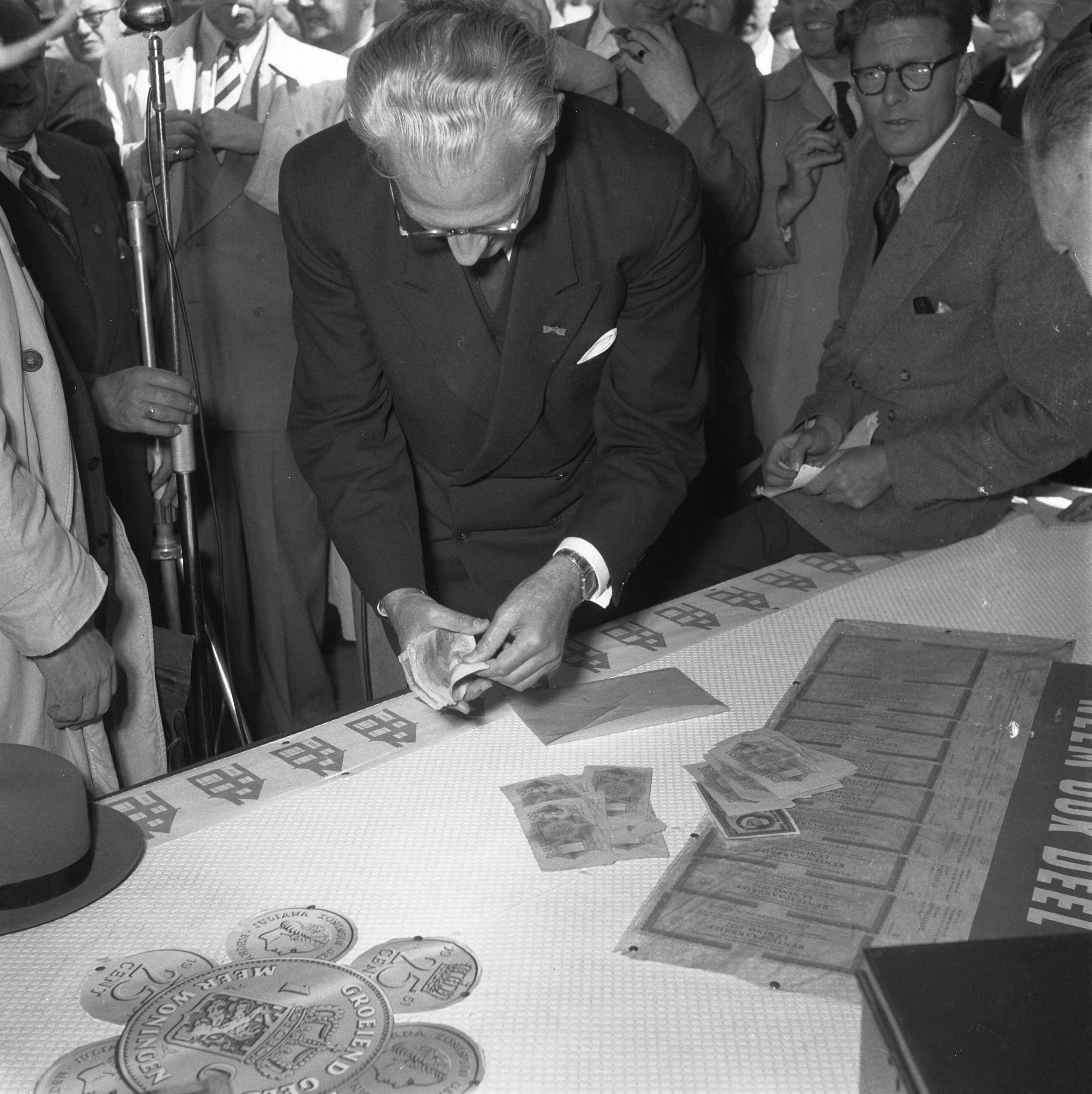 Fotocollectie Anefo — Minister In 't Veld verkoopt spaarbrieven Zaandam — Foto: Noske, J.D. / Anefo. Licentie: Set B: Rechtenvrij / Publiek Domein. Bron: Nationaal Archief. http://hdl.handle.net/10648/a8f9b14e-d0b4-102d-bcf8-003048976d84