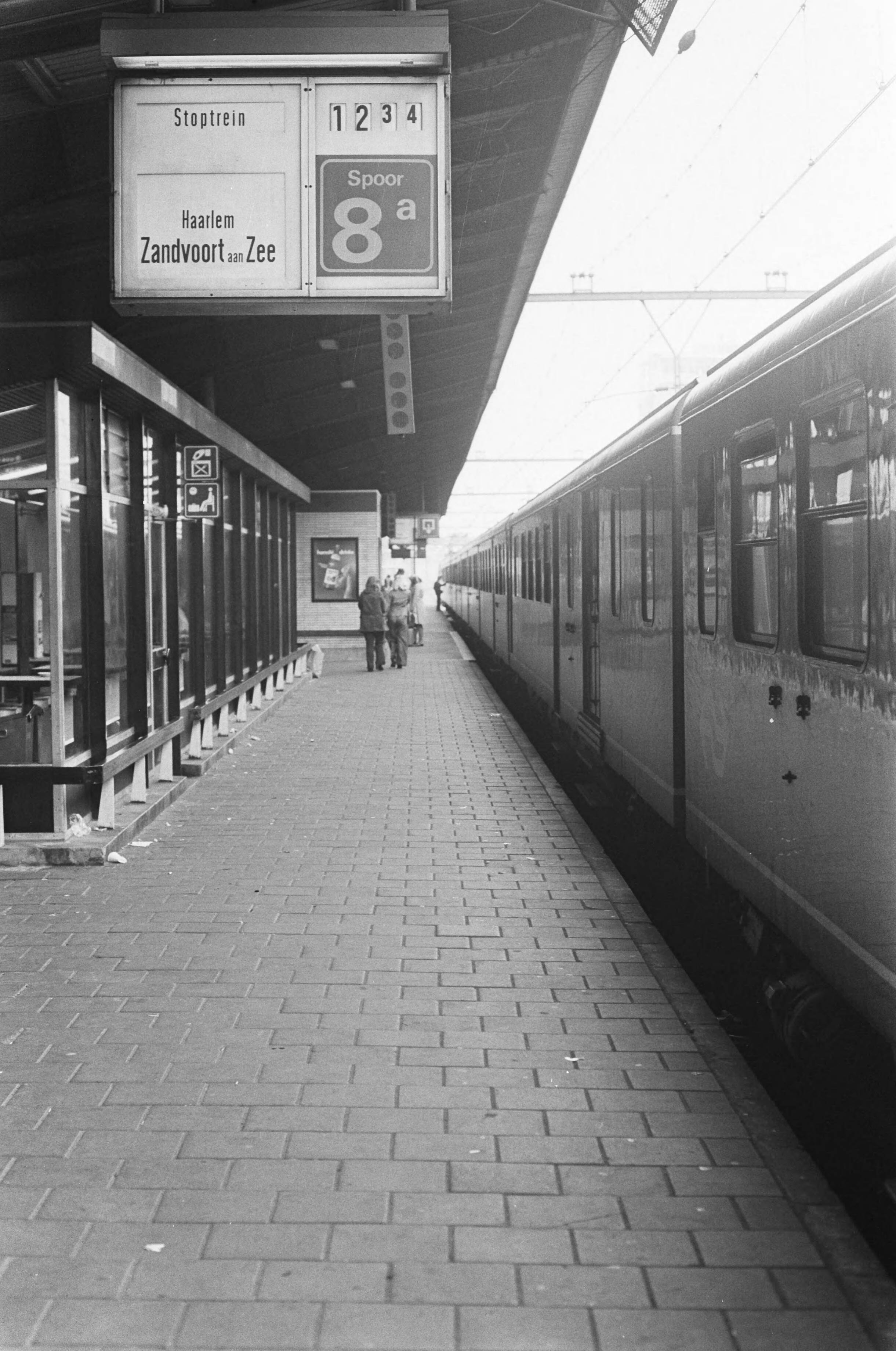 Fotocollectie Anefo — Verlaten perron voor Zandvoort op Amsterdams CS — Foto: Croes, Rob C. / Anefo. Licentie: Set B: Rechtenvrij / Publiek Domein. Bron: Nationaal Archief. http://hdl.handle.net/10648/ac5038fe-d0b4-102d-bcf8-003048976d84
