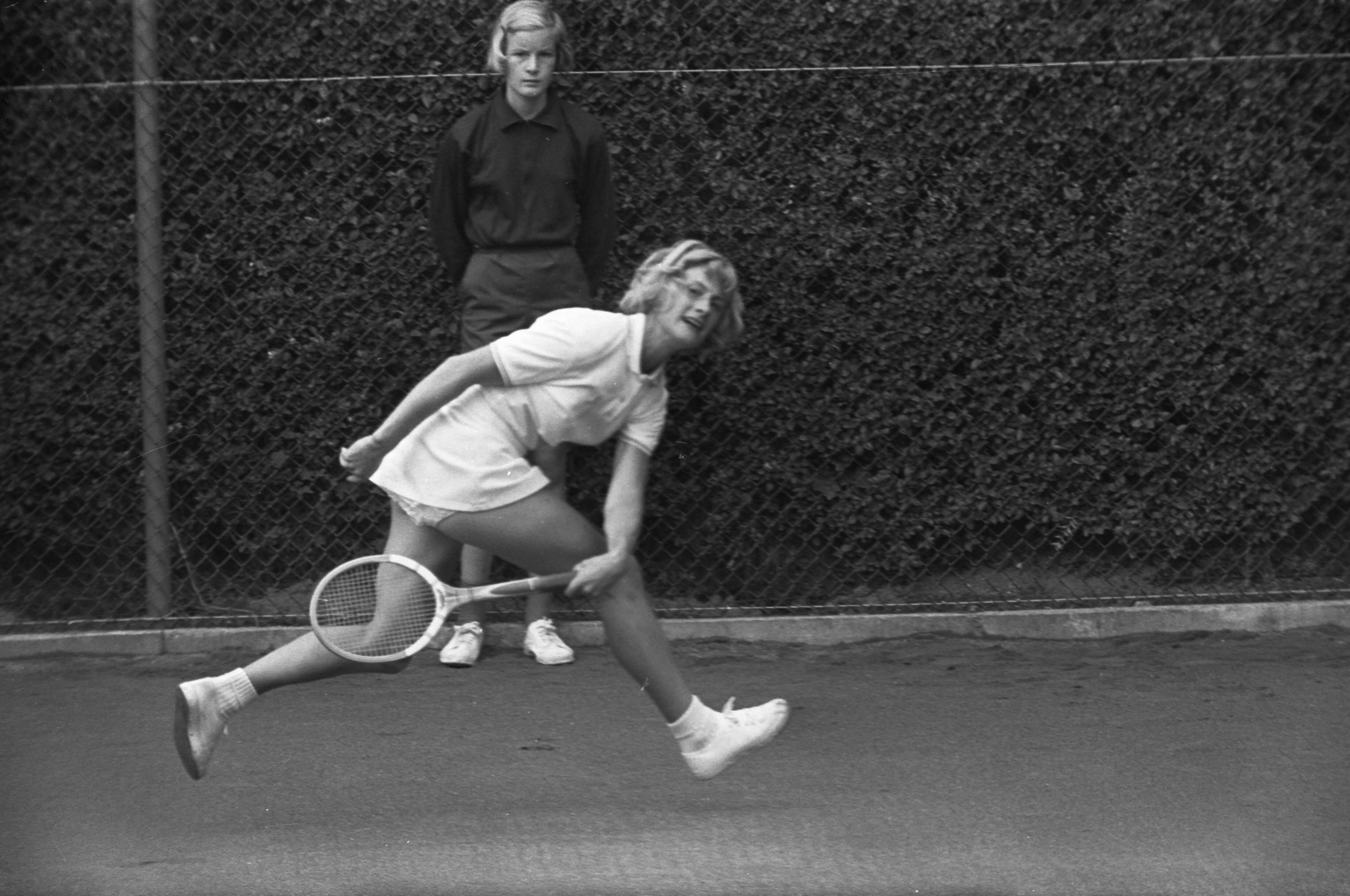 Fotocollectie Anefo — Internationaal tennistoernooi in Hilversum ( t Melkhuisje ); Marijke Schaar in aktie — Foto: Koch, Eric / Anefo. Licentie: Set B: Rechtenvrij / Publiek Domein. Bron: Nationaal Archief. http://hdl.handle.net/10648/ab9daf22-d0b4-102d-bcf8-003048976d84