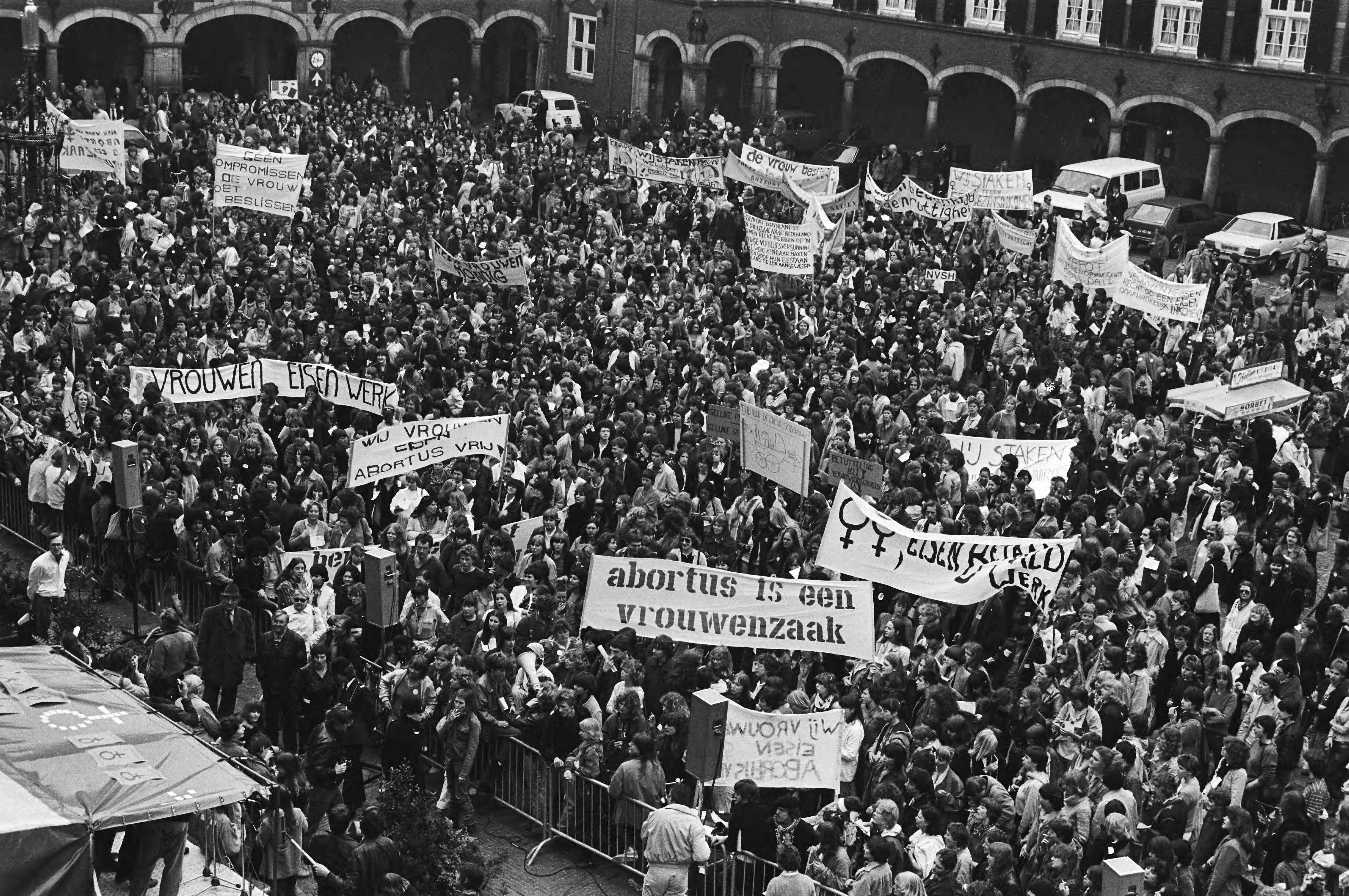 Fotocollectie Anefo — Landelijke vrouwenstakingsdag, in Den Haag werd i.v.m. landelijke vrouwenstakingsdag, dem. op Haagse Binnenhof — Foto: Dijk, Hans van / Anefo. Licentie: Set B: Rechtenvrij / Publiek Domein. Bron: Nationaal Archief. http://hdl.handle.net/10648/acf8474c-d0b4-102d-bcf8-003048976d84