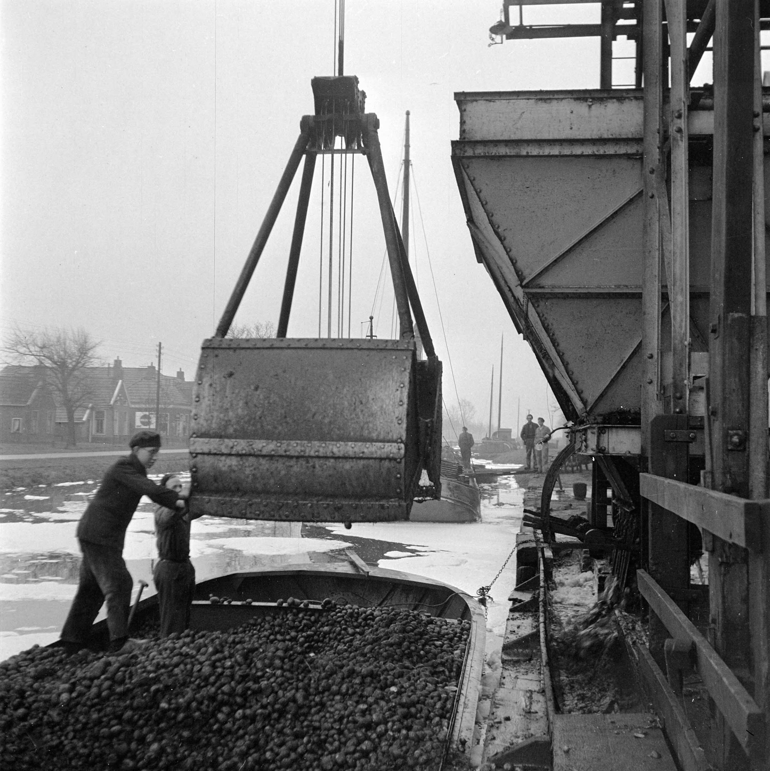 Fotocollectie Anefo — Aardappelmeelfabriek Wildervank — Foto: Breijer, Charles / Anefo. Licentie: Set B: Rechtenvrij / Publiek Domein. Bron: Nationaal Archief. http://hdl.handle.net/10648/a892853c-d0b4-102d-bcf8-003048976d84