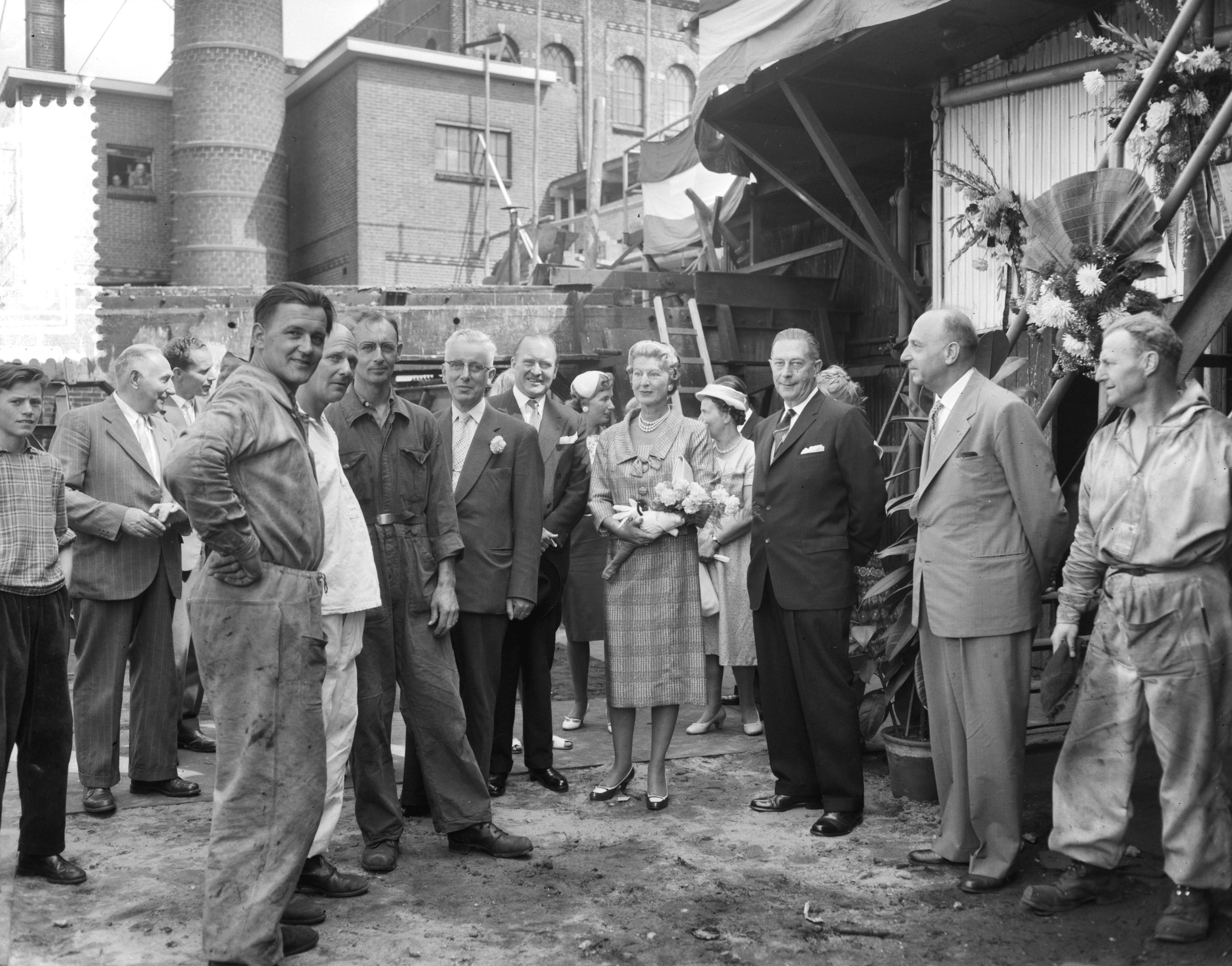 Tewaterlating van de "Castor Consol" bij de Zaanlandse scheepsbouwmaatschappij — Foto: Bilsen, Joop van / Anefo. — Licentie: Set B: Rechtenvrij / Publiek Domein. Bron: Nationaal Archief. http://hdl.handle.net/10648/a999a758-d0b4-102d-bcf8-003048976d84