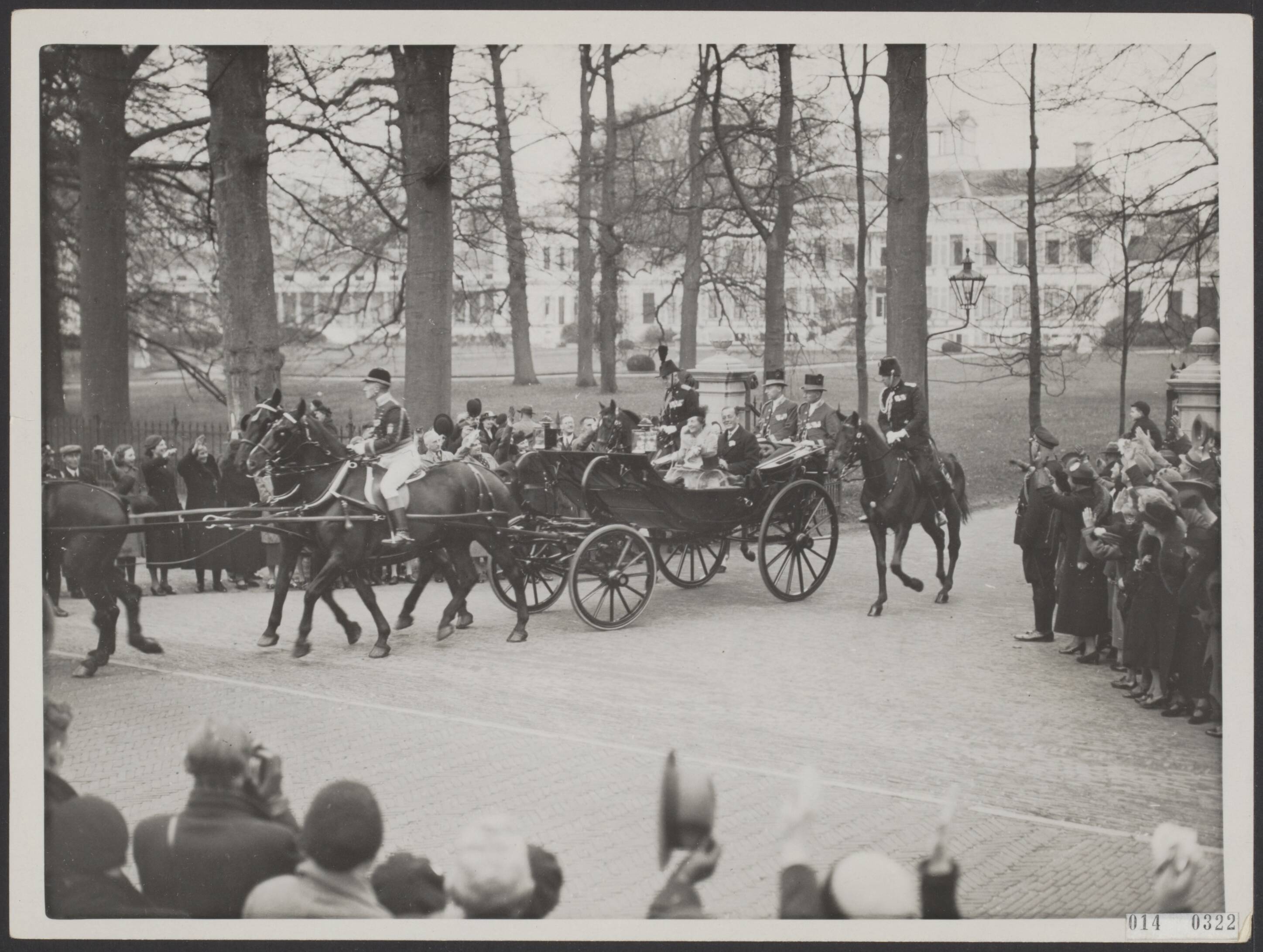 Intocht van prinses Juliana en prins Bernhard in de gemeente Soest — Intocht van prinses Juliana en prins Bernhard in de gemeente Soest. Verlaten van paleis Soestdijk — Foto: N.V. Polygoon. Licentie: Set B: Rechtenvrij / Publiek Domein. Bron: Nationaal Archief. http://hdl.handle.net/10648/adb0459a-d0b4-102d-bcf8-003048976d84