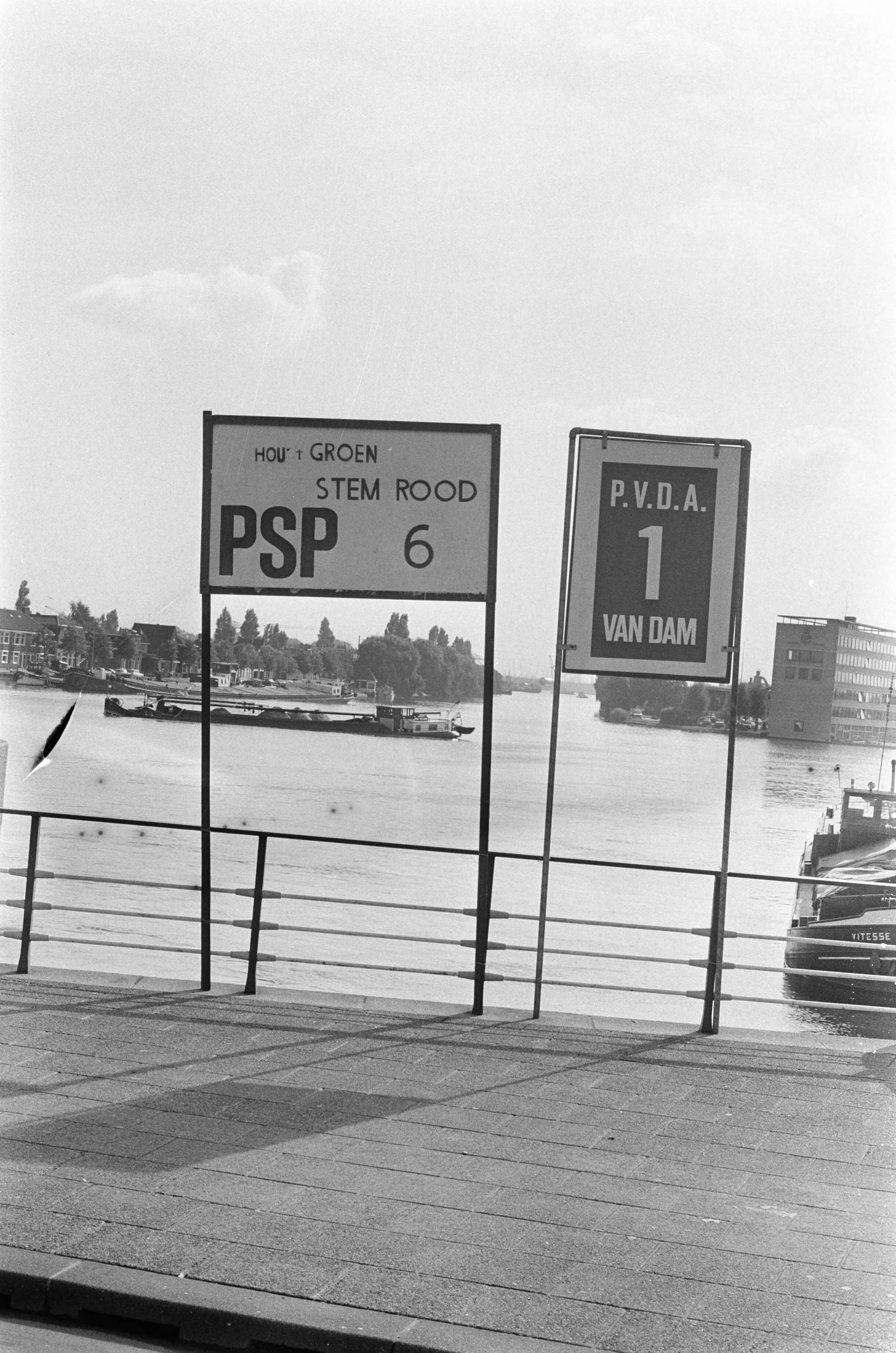 Fotocollectie Anefo — Verkiezingsborden voor gemeenteraadsverkiezingen nieuw te vormen stad Zaanstad, verkiezingsborden PvdA en PSP — Foto: Verhoeff, Bert / Anefo. Licentie: Set B: Rechtenvrij / Publiek Domein. Bron: Nationaal Archief. http://hdl.handle.net/10648/ac382bec-d0b4-102d-bcf8-003048976d84