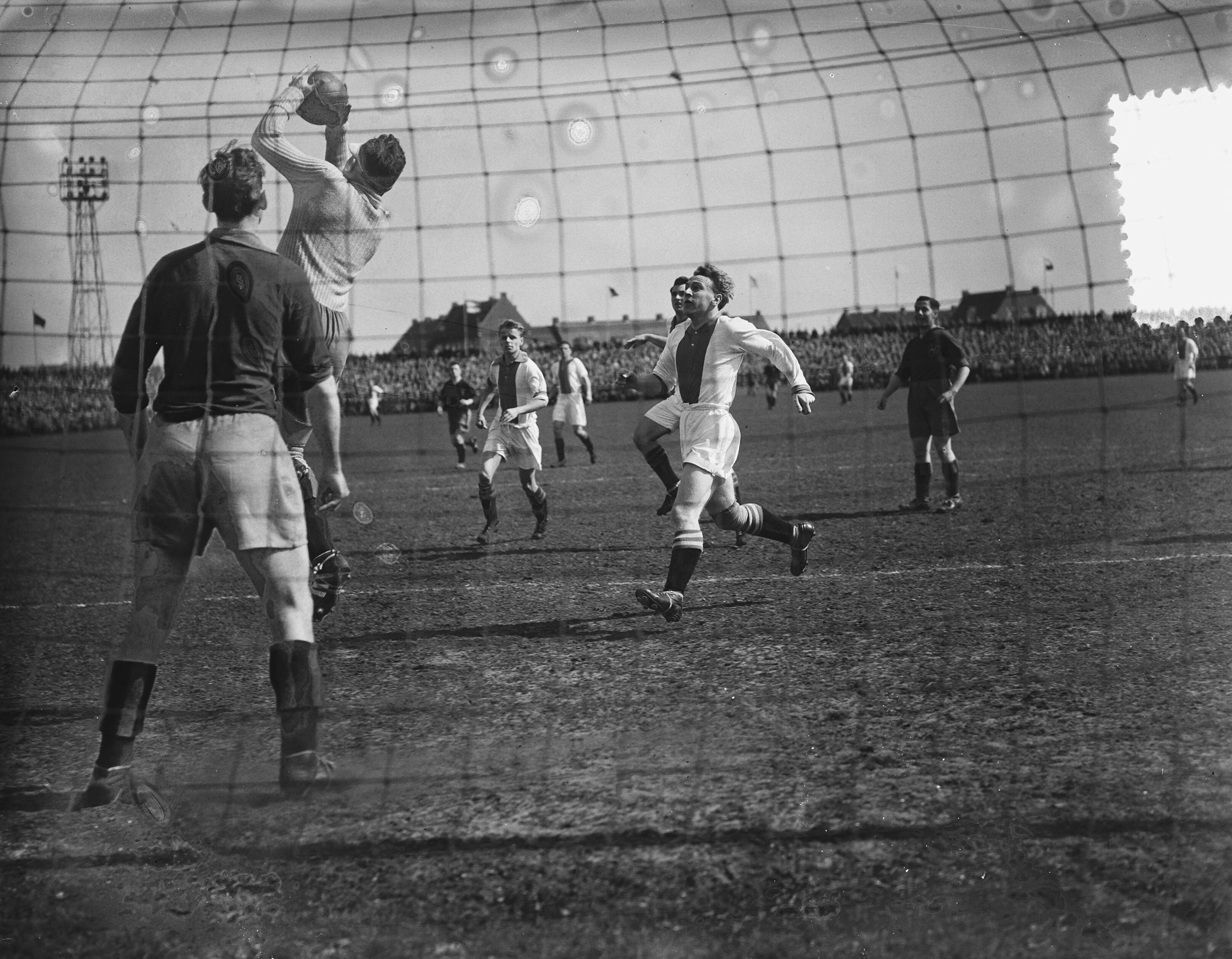 Fotocollectie Anefo — Voetbal. Haarlem tegen Ajax 2-0. Spelmoment voor het doel van Haarlem — Foto: Bilsen, Joop van / Anefo. Licentie: Set B: Rechtenvrij / Publiek Domein. Bron: Nationaal Archief. http://hdl.handle.net/10648/a9208fc6-d0b4-102d-bcf8-003048976d84