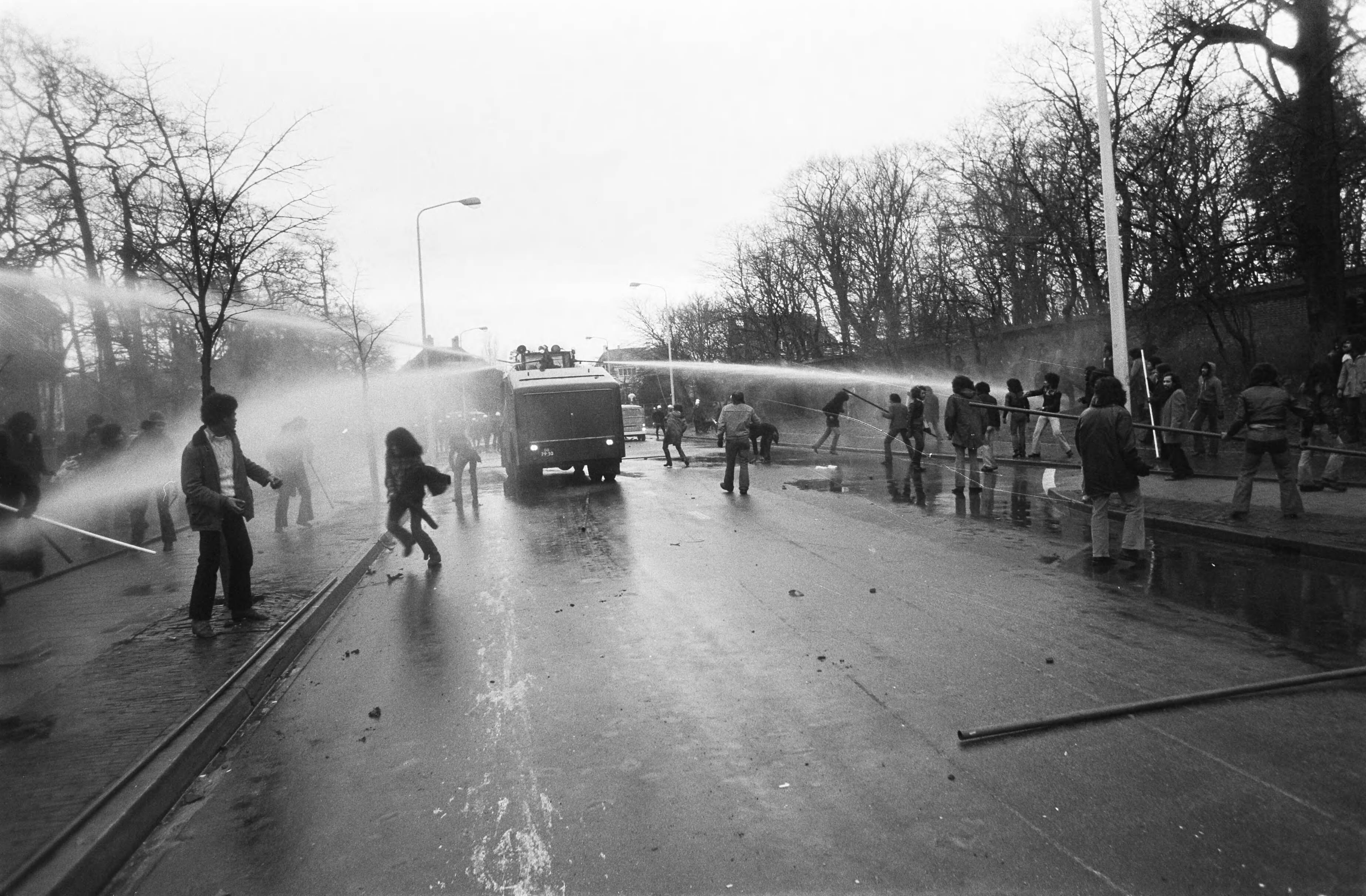 Fotocollectie Anefo — Demonstratie van Zuid Molukkers in Den Haag leidt tot vechtpartijen; actie met waterkanon bij Indonesische ambassade — Foto: Mieremet, Rob / Anefo. Licentie: Set B: Rechtenvrij / Publiek Domein. Bron: Nationaal Archief. http://hdl.handle.net/10648/ac5dd8a6-d0b4-102d-bcf8-003048976d84