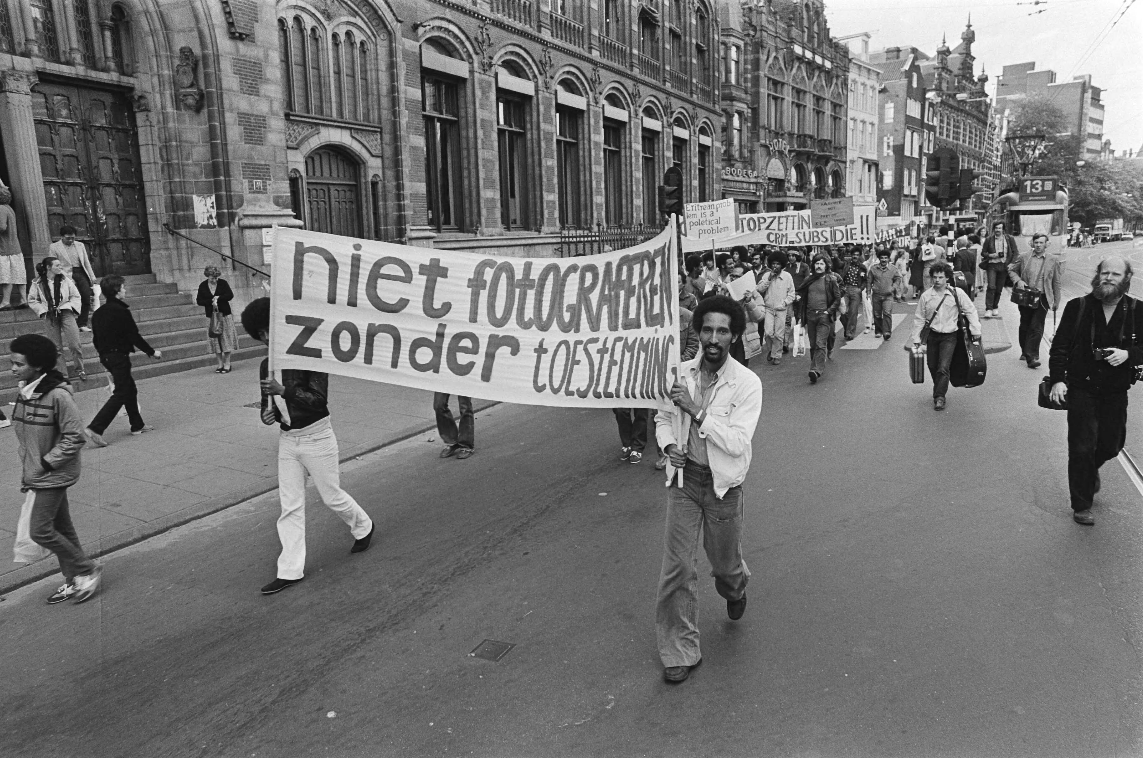 Fotocollectie Anefo — Vierdaagse protesttocht vanaf Amsterdam naar Den Haag , waar ze vrijdag zullen demonstreren bij ministeries van CRM en Justitie — Foto: Antonisse, Marcel / Anefo. Licentie: Set B: Rechtenvrij / Publiek Domein. Bron: Nationaal Archief. http://hdl.handle.net/10648/acfe1776-d0b4-102d-bcf8-003048976d84