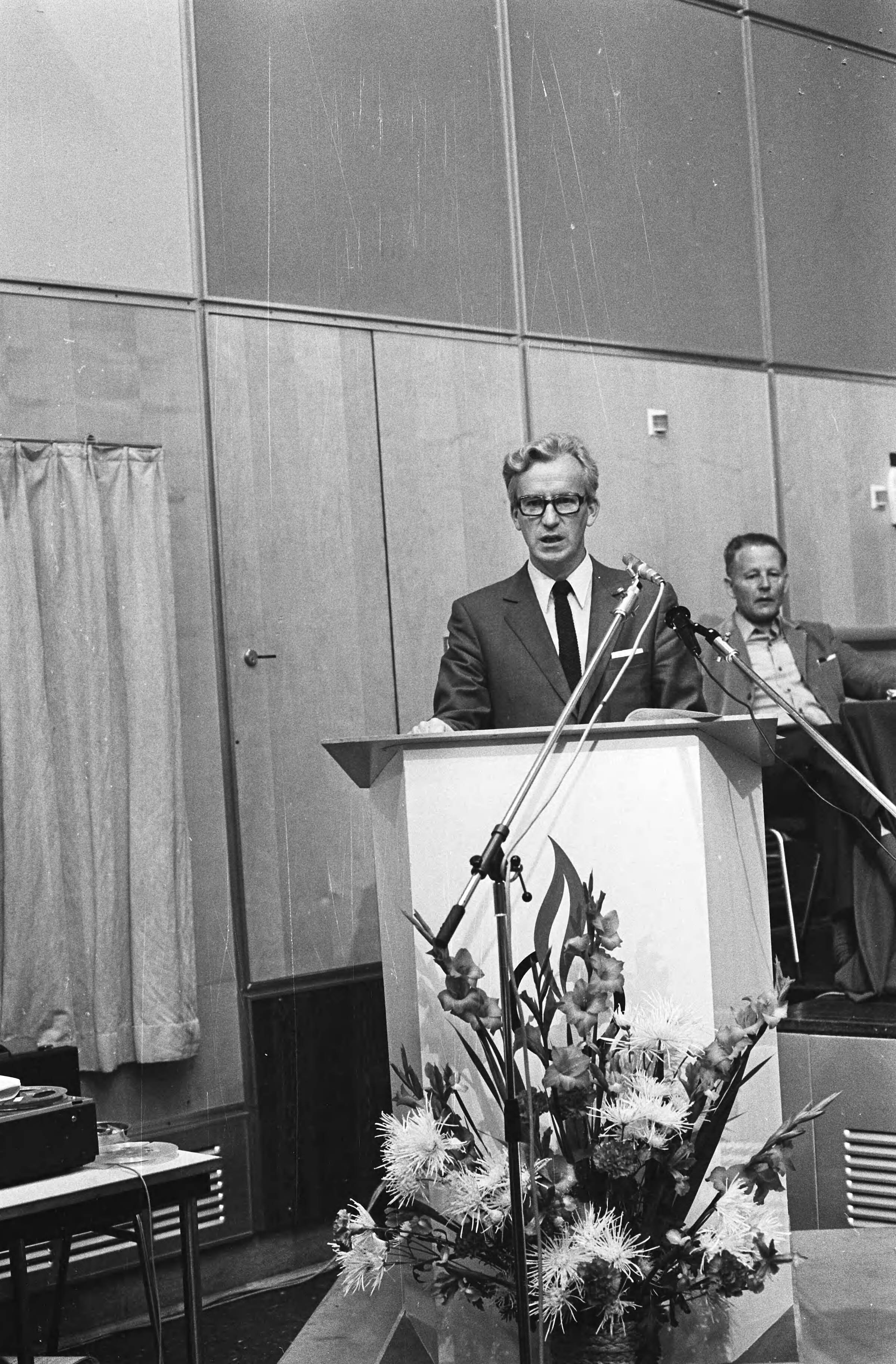 André Kloos volgt Jan Broeksz op als voorzitter van de VARA te Hilversum — Kloos aan het woord — Foto: Fotograaf Onbekend / Anefo. Licentie: Set B: Rechtenvrij / Publiek Domein. Bron: Nationaal Archief. http://hdl.handle.net/10648/abbe5d62-d0b4-102d-bcf8-003048976d84