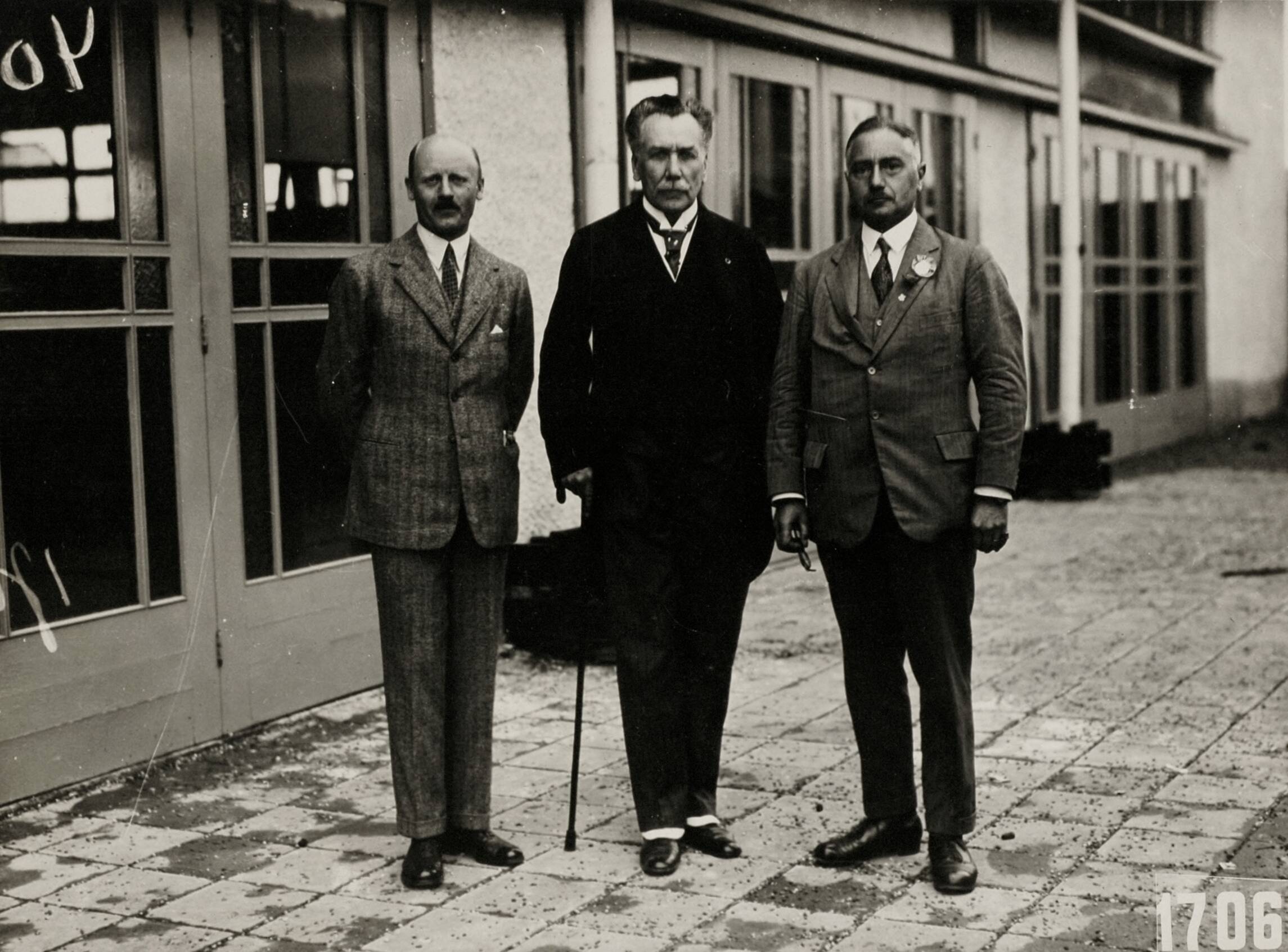 Portretten, Sport — Sport. Olympische Spelen 1928 Amsterdam, Nederland. Drie onbekende heren poseren. — Foto: Fotograaf Onbekend / Algemeen Fotobureau Amsterdam / Rechtenvrij (05589). Licentie: Set B: Rechtenvrij / Publiek Domein. Bron: Nationaal Archief. http://hdl.handle.net/10648/35429da6-d6d6-a382-e063-6df0900a6686