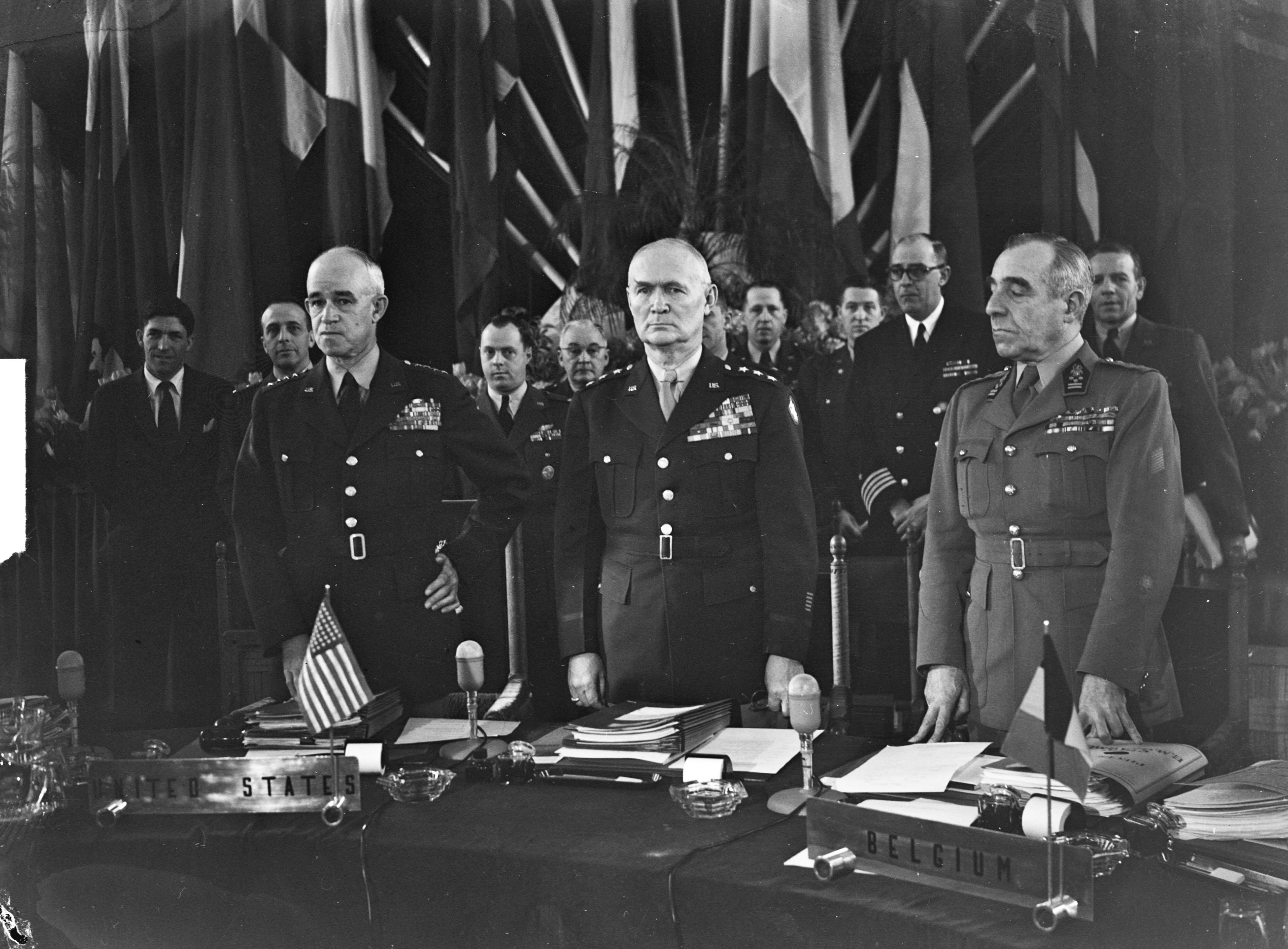 Fotocollectie Anefo — Chefs van Staven (Militaire Commissie) van het Atlantisch Pact bijeen in de Julianakazerne te Den Haag. Vlnr. de Amerikaanse generaals Bradley en Crittenberger. Rechts generaal E. Baele (België) — Foto: Noske, J.D. / Anefo. Licentie: Set B: Rechtenvrij / Publiek Domein. Bron: Nationaal Archief. http://hdl.handle.net/10648/a8d657d0-d0b4-102d-bcf8-003048976d84