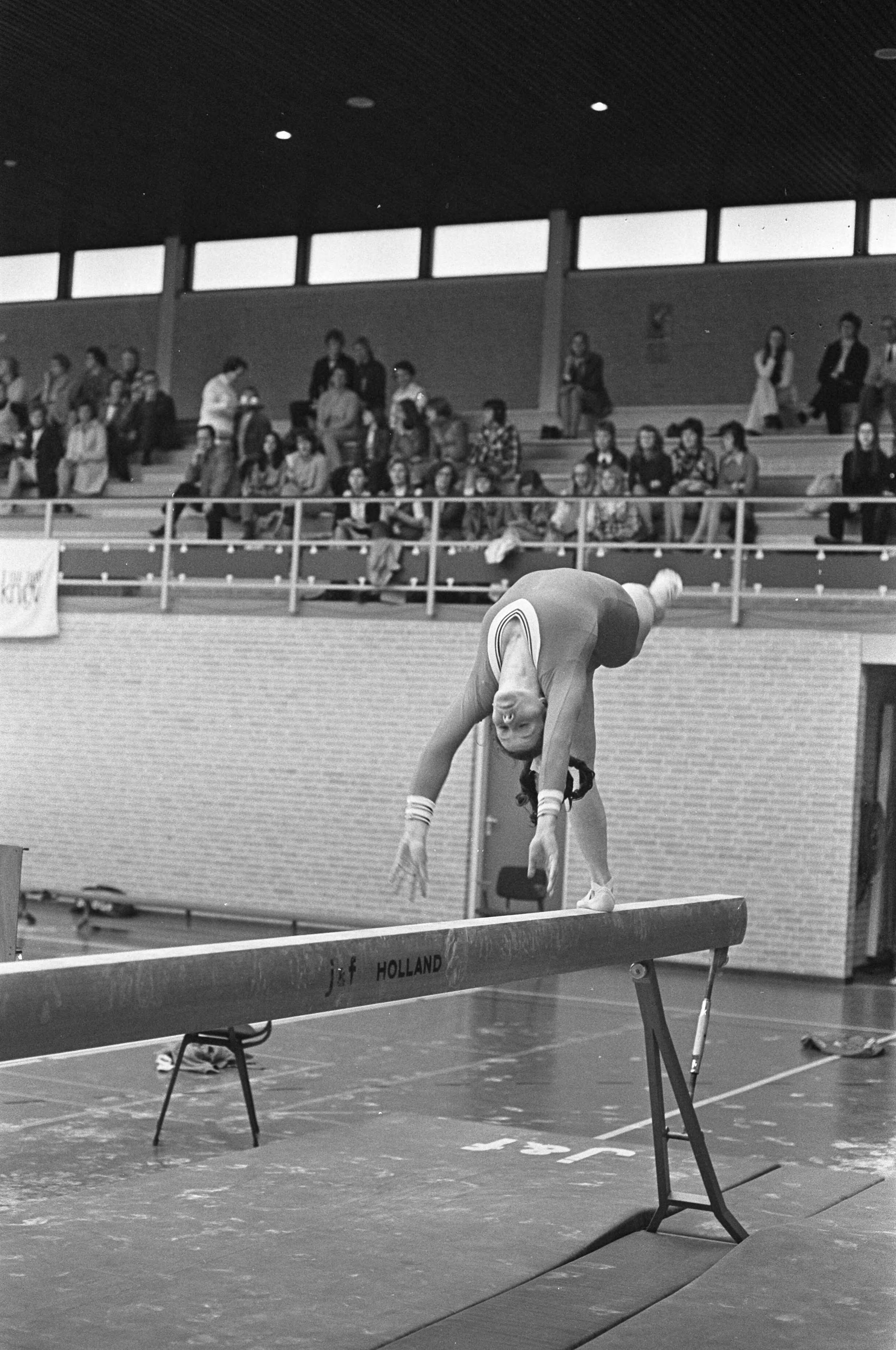 Nederlandse Turnkampioenschappen voor dames in Den Haag — Kampioene Ans van Gerwen in actie op de balk — Foto: Fotograaf Onbekend / Anefo. Licentie: Set B: Rechtenvrij / Publiek Domein. Bron: Nationaal Archief. http://hdl.handle.net/10648/abe7c1c0-d0b4-102d-bcf8-003048976d84