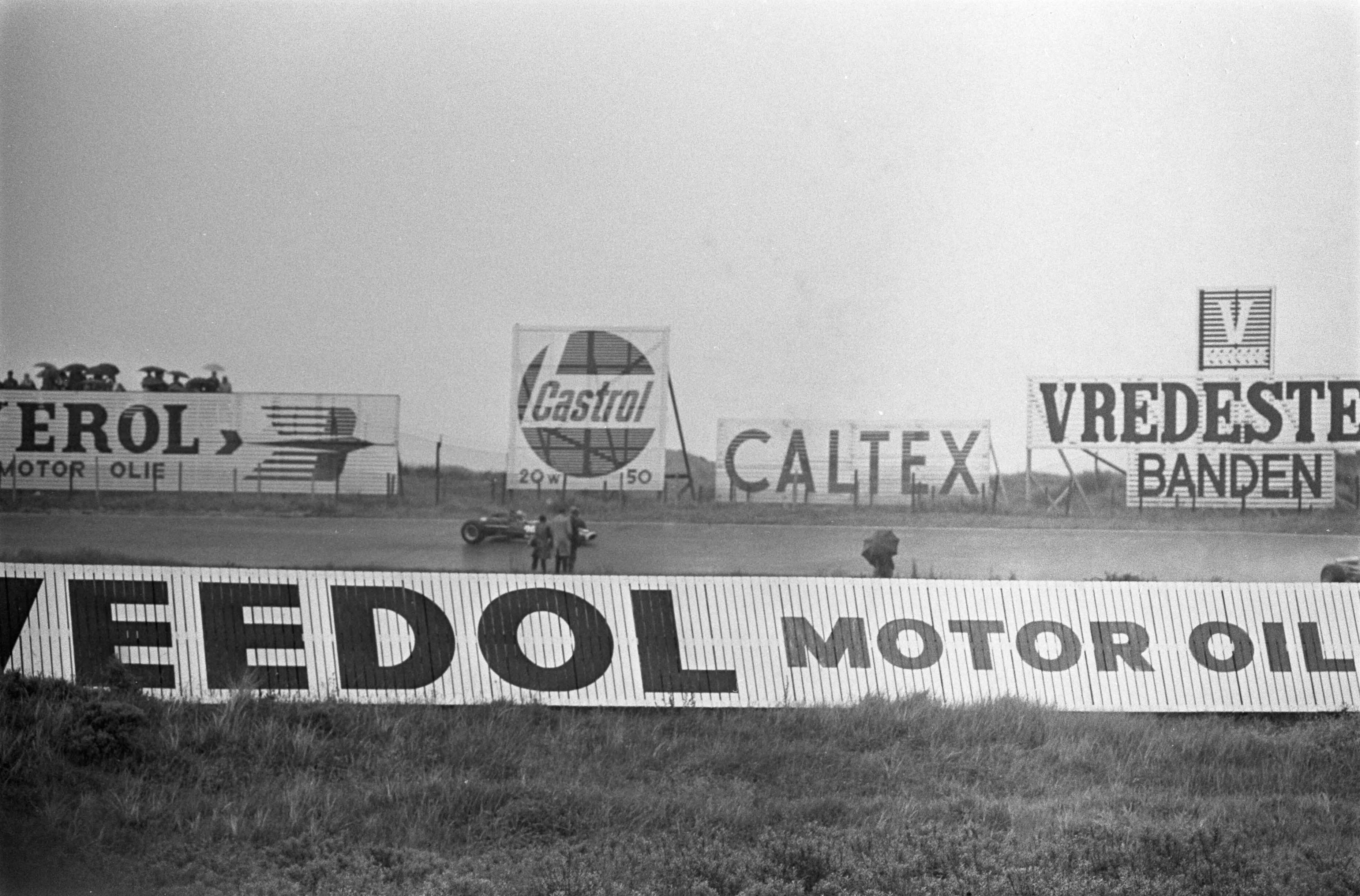 Fotocollectie Anefo — Grand Prix 68 Zandvoort . Reclameborden — Foto: Evers, Joost / Anefo. Licentie: Set B: Rechtenvrij / Publiek Domein. Bron: Nationaal Archief. http://hdl.handle.net/10648/ab44f8fa-d0b4-102d-bcf8-003048976d84