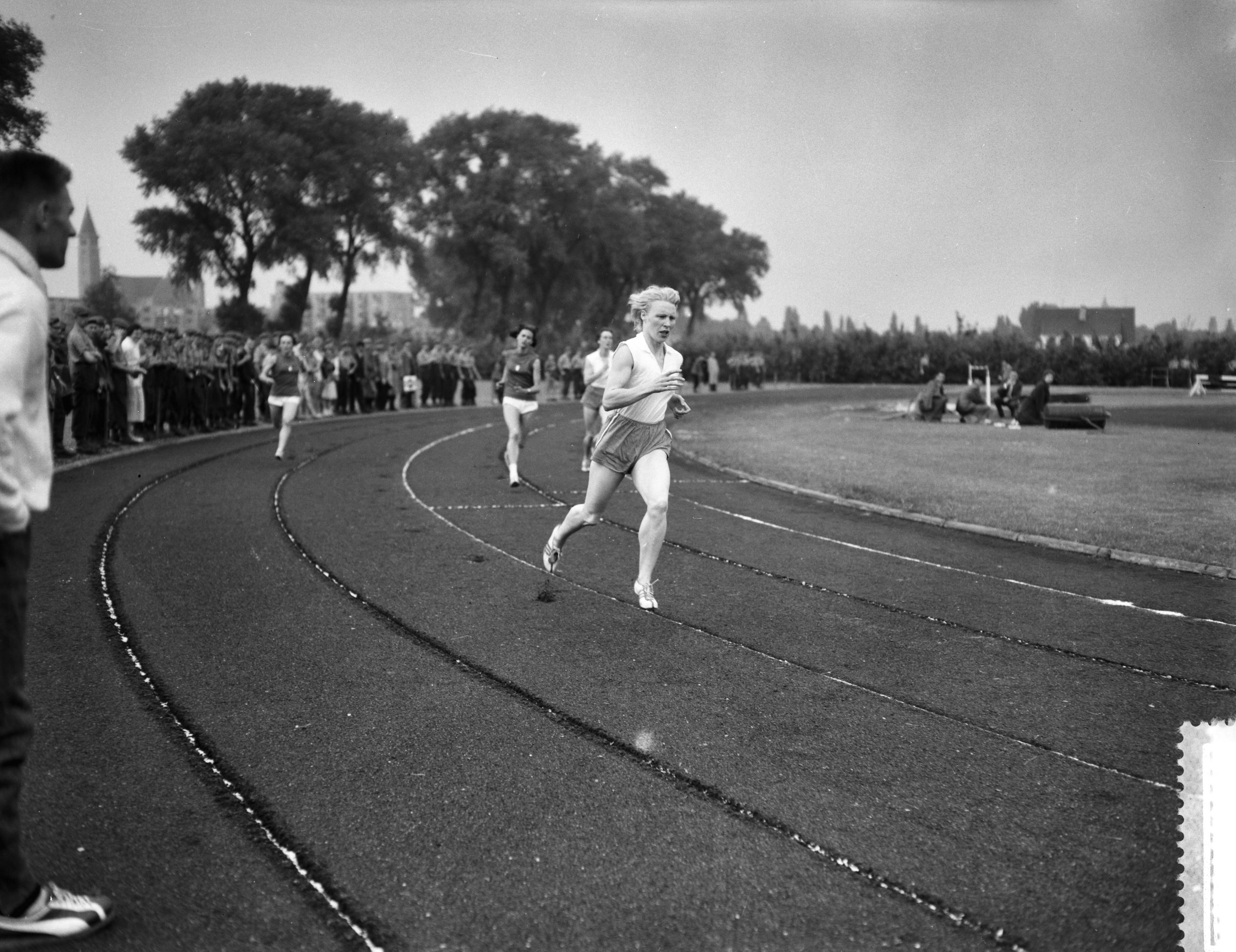 Fotocollectie Anefo — Atletiekwedstrijden dames Nederland tegen Italië te Maastricht, 400m dames, Ine Ter Laak-Spijk won deze afstand — Foto: Rossem, Wim van / Anefo. Licentie: Set B: Rechtenvrij / Publiek Domein. Bron: Nationaal Archief. http://hdl.handle.net/10648/a996e568-d0b4-102d-bcf8-003048976d84
