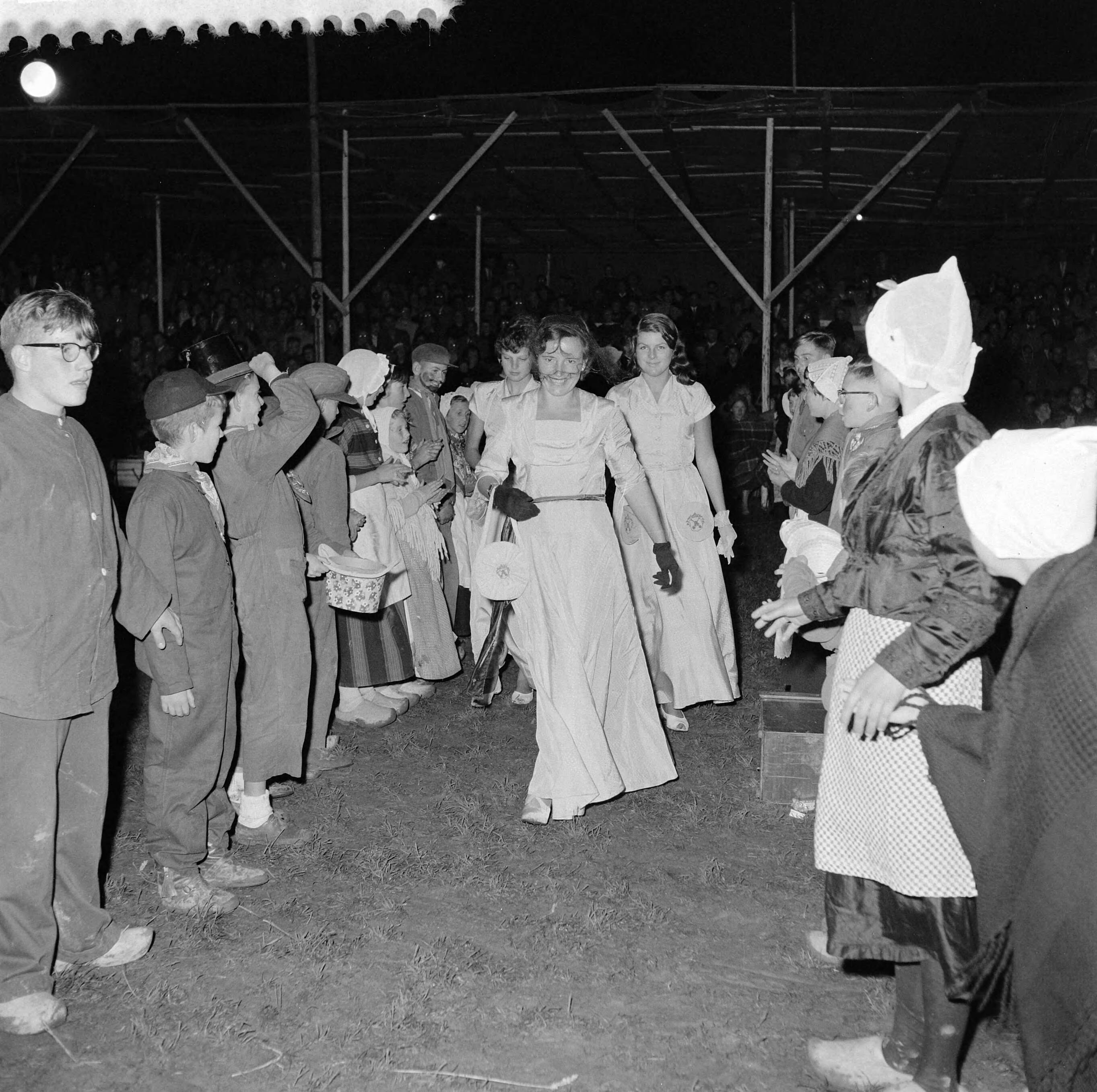 Avondfeest 75 jaar kaasmarkt Bodegraven — Foto: Behrens, Herbert F. / Anefo. — Licentie: Set B: Rechtenvrij / Publiek Domein. Bron: Nationaal Archief. http://hdl.handle.net/10648/a96a5fe8-d0b4-102d-bcf8-003048976d84