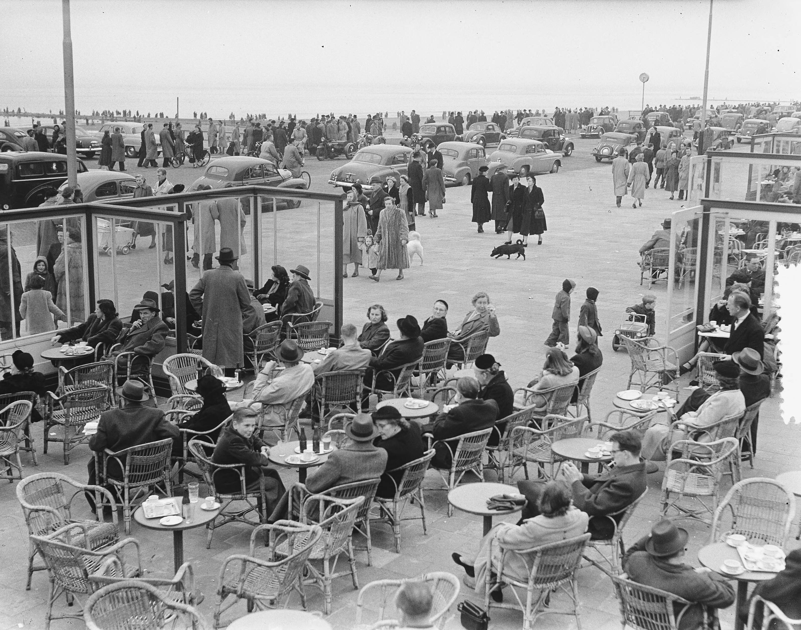 Fotocollectie Anefo — Scheveningen. Voorjaar op terras — Foto: Duinen, H. van / Anefo. Licentie: Set B: Rechtenvrij / Publiek Domein. Bron: Nationaal Archief. http://hdl.handle.net/10648/a8f6c86c-d0b4-102d-bcf8-003048976d84
