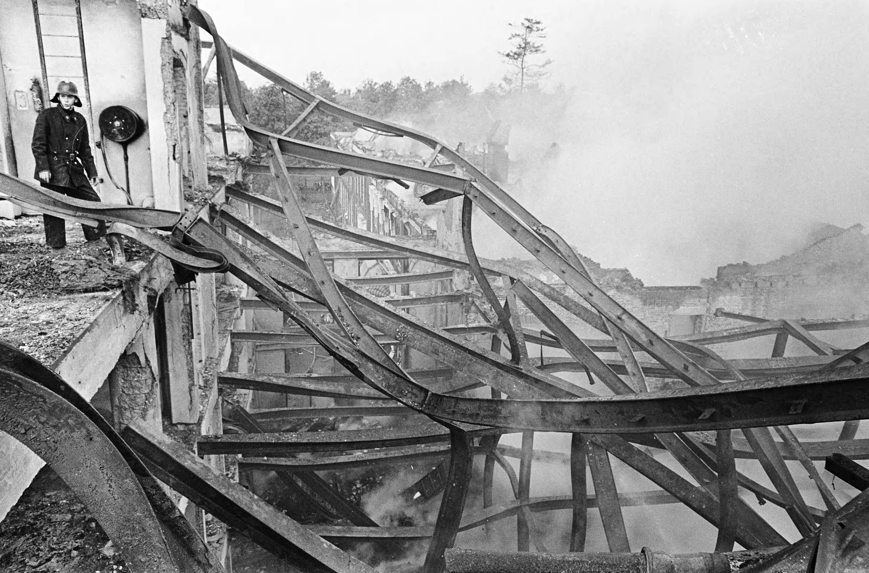 Fotocollectie Anefo — Brand bij Hernhutters te Zeist. Puinhopen na de brand — Foto: Kroon, Ron / Anefo. Licentie: Set B: Rechtenvrij / Publiek Domein. Bron: Nationaal Archief. http://hdl.handle.net/10648/ab2bac88-d0b4-102d-bcf8-003048976d84