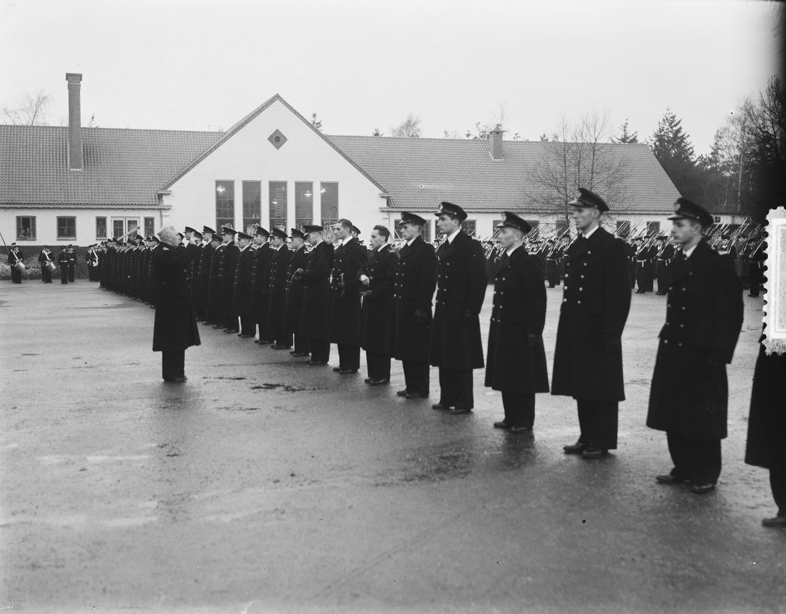 Beëdiging van 37 marine-officieren in MOK HIlversum — In het Marine-opleidingskamp nabij Hilversum zijn 37 marineofficieren beëdigd door de kapitein-ter-zee ]. J. Hogendoorn — Foto: Bilsen, Joop van / Anefo. Licentie: Set B: Rechtenvrij / Publiek Domein. Bron: Nationaal Archief. http://hdl.handle.net/10648/a8f3fd26-d0b4-102d-bcf8-003048976d84