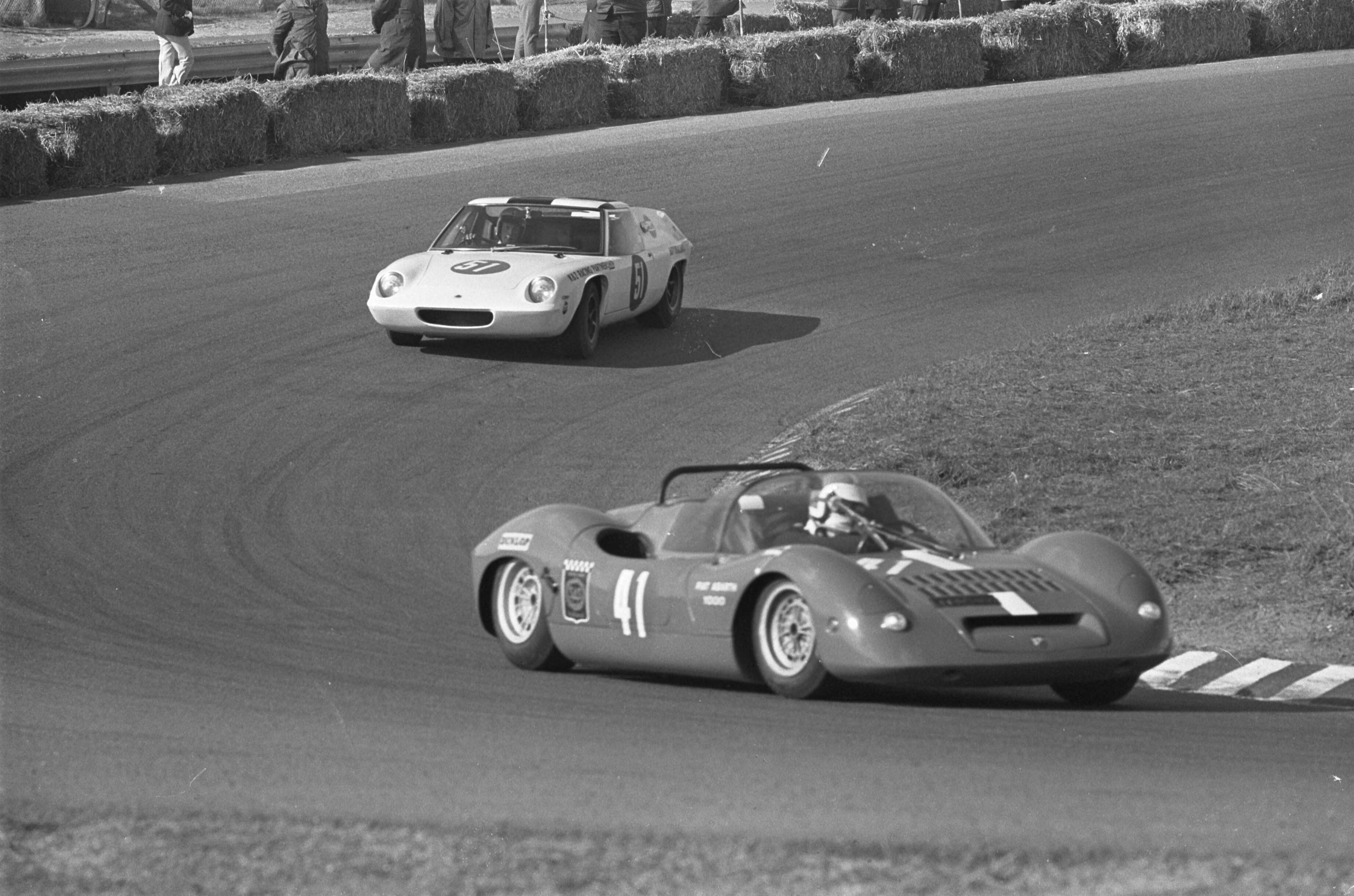 Fotocollectie Anefo — Autoraces op Zandvoort. Tourwagens boven 1000cc. Nummer 51 T. Kinsbergen ( Lotus 47 ) en Ed H. Swart , nummer 41 Fiat Abarth 1000 — Foto: Jongerhuis, Pieter / Anefo. Licentie: Set B: Rechtenvrij / Publiek Domein. Bron: Nationaal Archief. http://hdl.handle.net/10648/ab3c40f2-d0b4-102d-bcf8-003048976d84