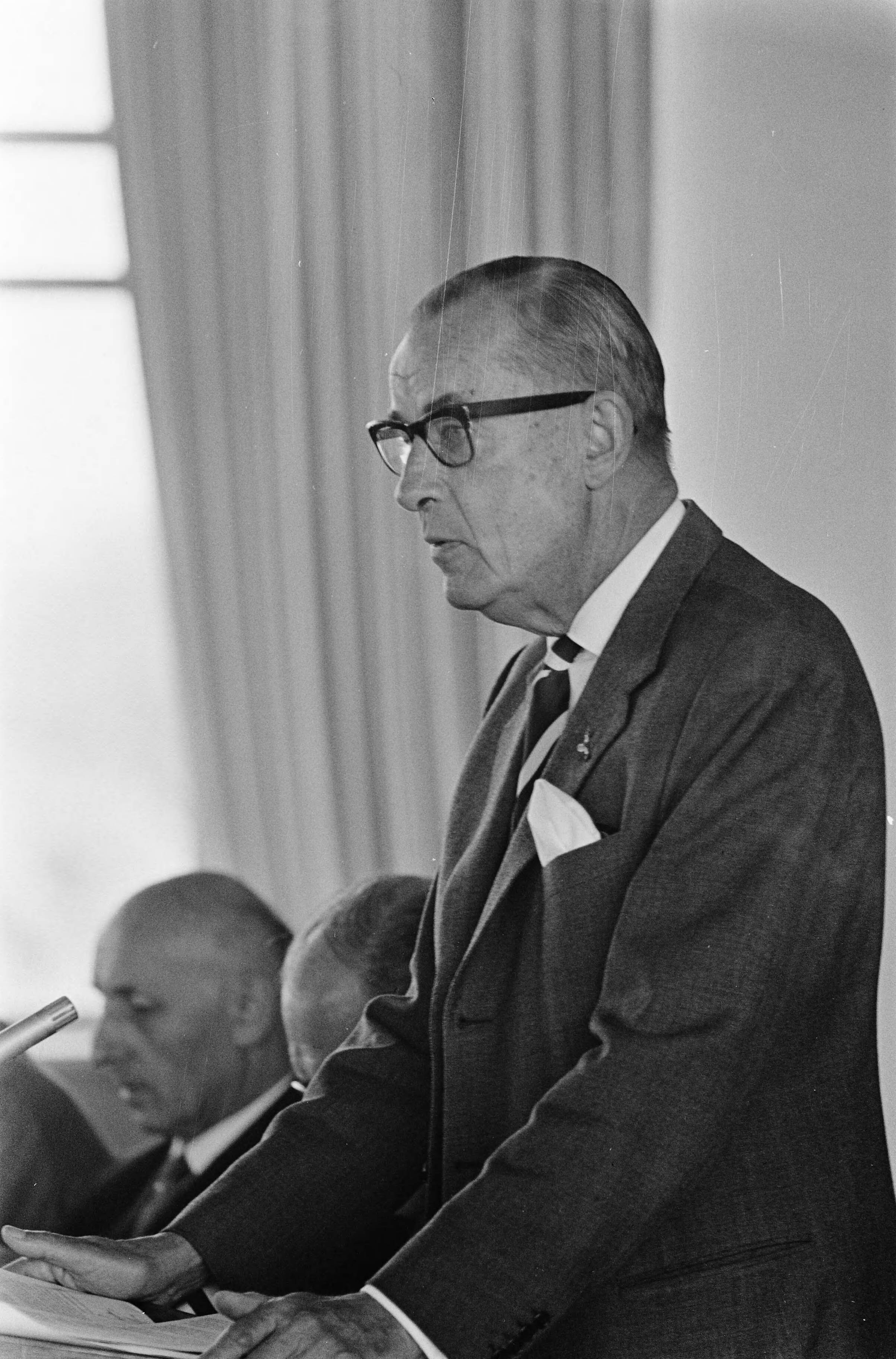 Fotocollectie Anefo — Aandeelhouders vergadering KLM Den Haag , achter directietafel mr. W. A. Steenstra , Toussaint , mr. Alberda en dr. Van der Wal — Foto: Pot, Harry / Anefo. Licentie: Set B: Rechtenvrij / Publiek Domein. Bron: Nationaal Archief. http://hdl.handle.net/10648/aa693540-d0b4-102d-bcf8-003048976d84