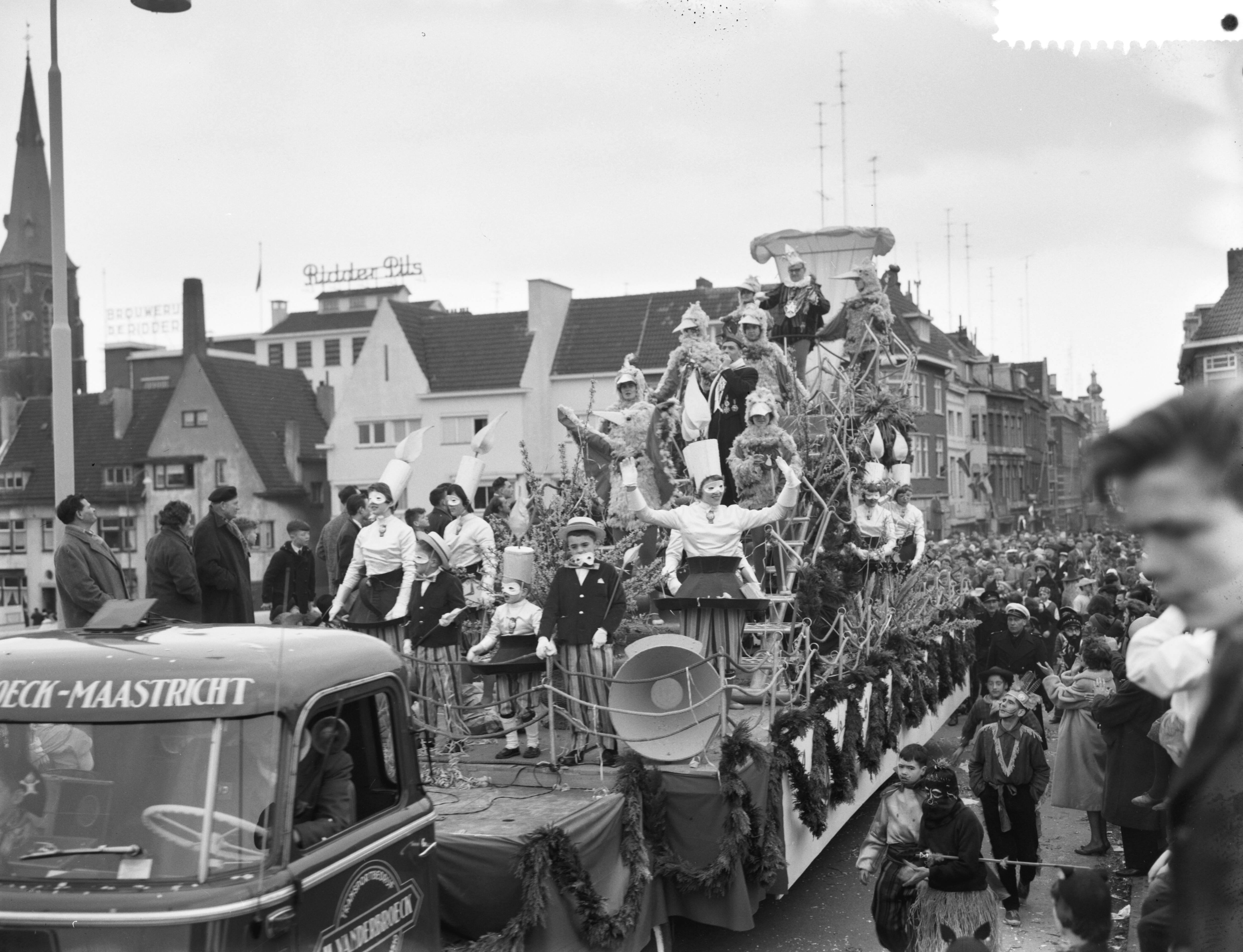 Fotocollectie Anefo — Carnavalsoptocht in Maastricht — Foto: Rossem, Wim van / Anefo. Licentie: Set B: Rechtenvrij / Publiek Domein. Bron: Nationaal Archief. http://hdl.handle.net/10648/a9c8f80a-d0b4-102d-bcf8-003048976d84