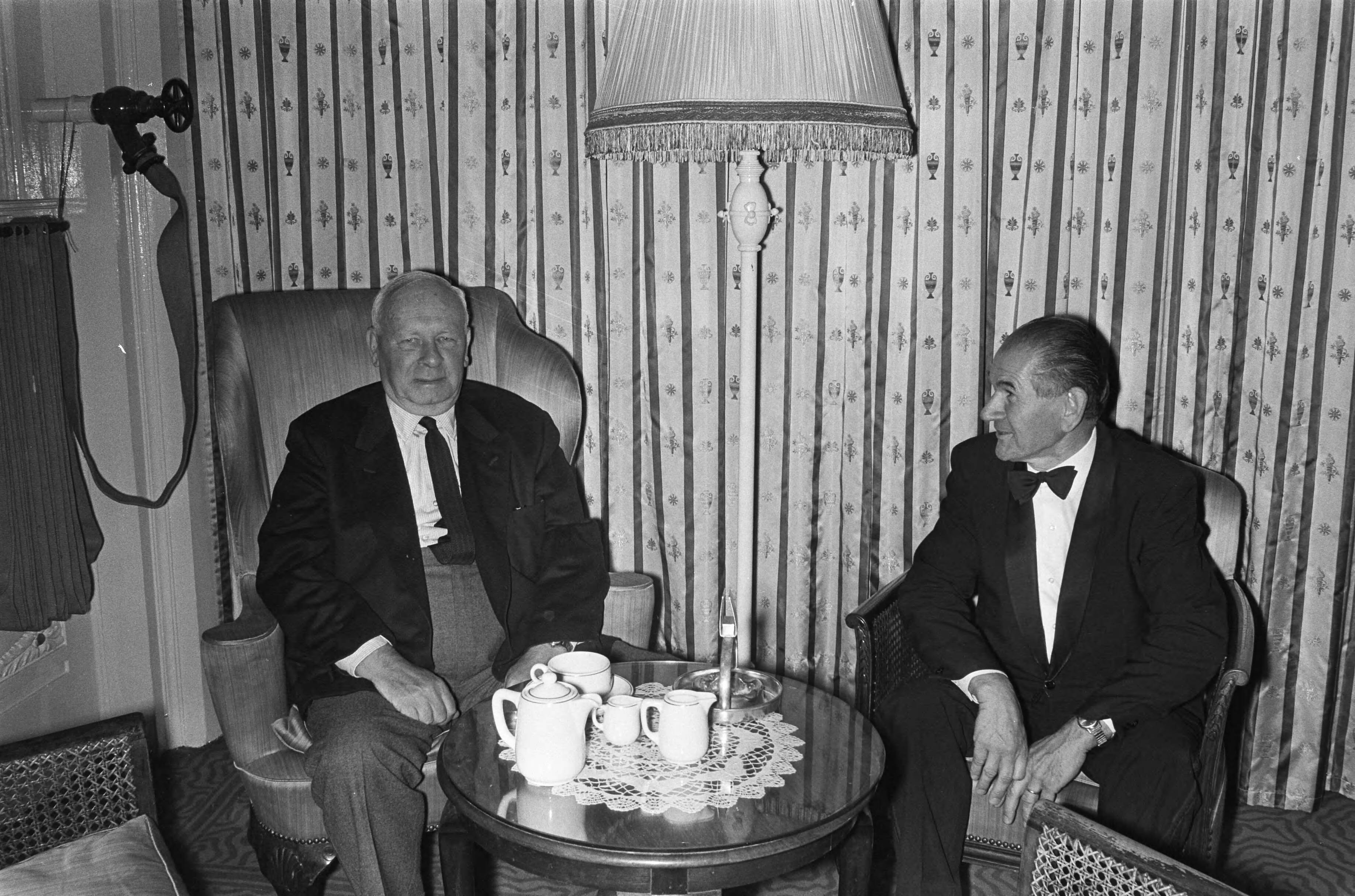 Fotocollectie Anefo — Hotel des Indes , Den Haag sluit vandaag (l) stamgast, (r) ober Irrgang — Foto: Peters, Hans / Anefo. Licentie: Set B: Rechtenvrij / Publiek Domein. Bron: Nationaal Archief. http://hdl.handle.net/10648/abd5053a-d0b4-102d-bcf8-003048976d84