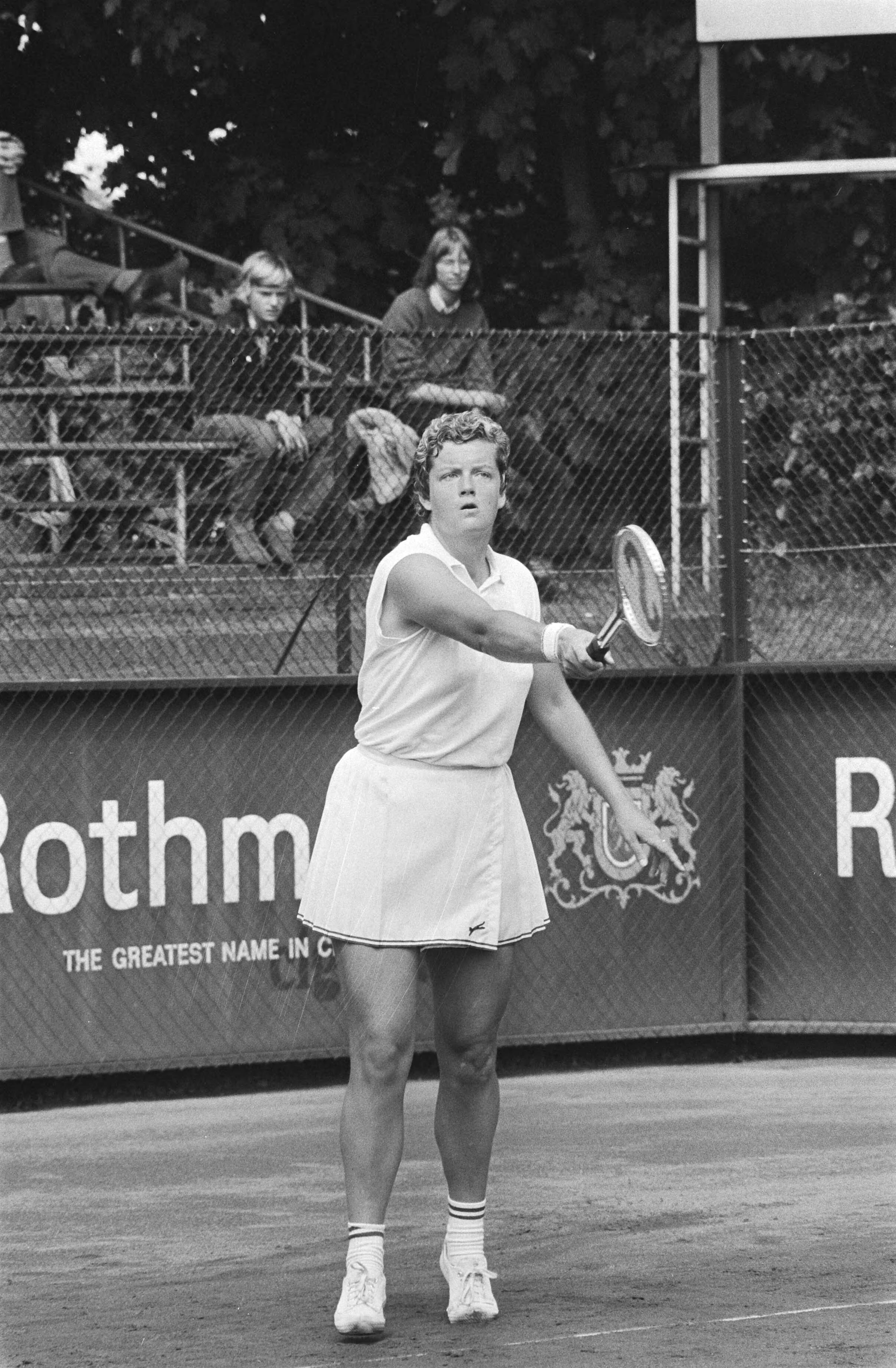 Fotocollectie Anefo — Internationale tenniskampioenschappen bij Melkhuisje te Hilversum, Betty Stove in actie — Foto: Mieremet, Rob / Anefo. Licentie: Set B: Rechtenvrij / Publiek Domein. Bron: Nationaal Archief. http://hdl.handle.net/10648/abc7e7d8-d0b4-102d-bcf8-003048976d84