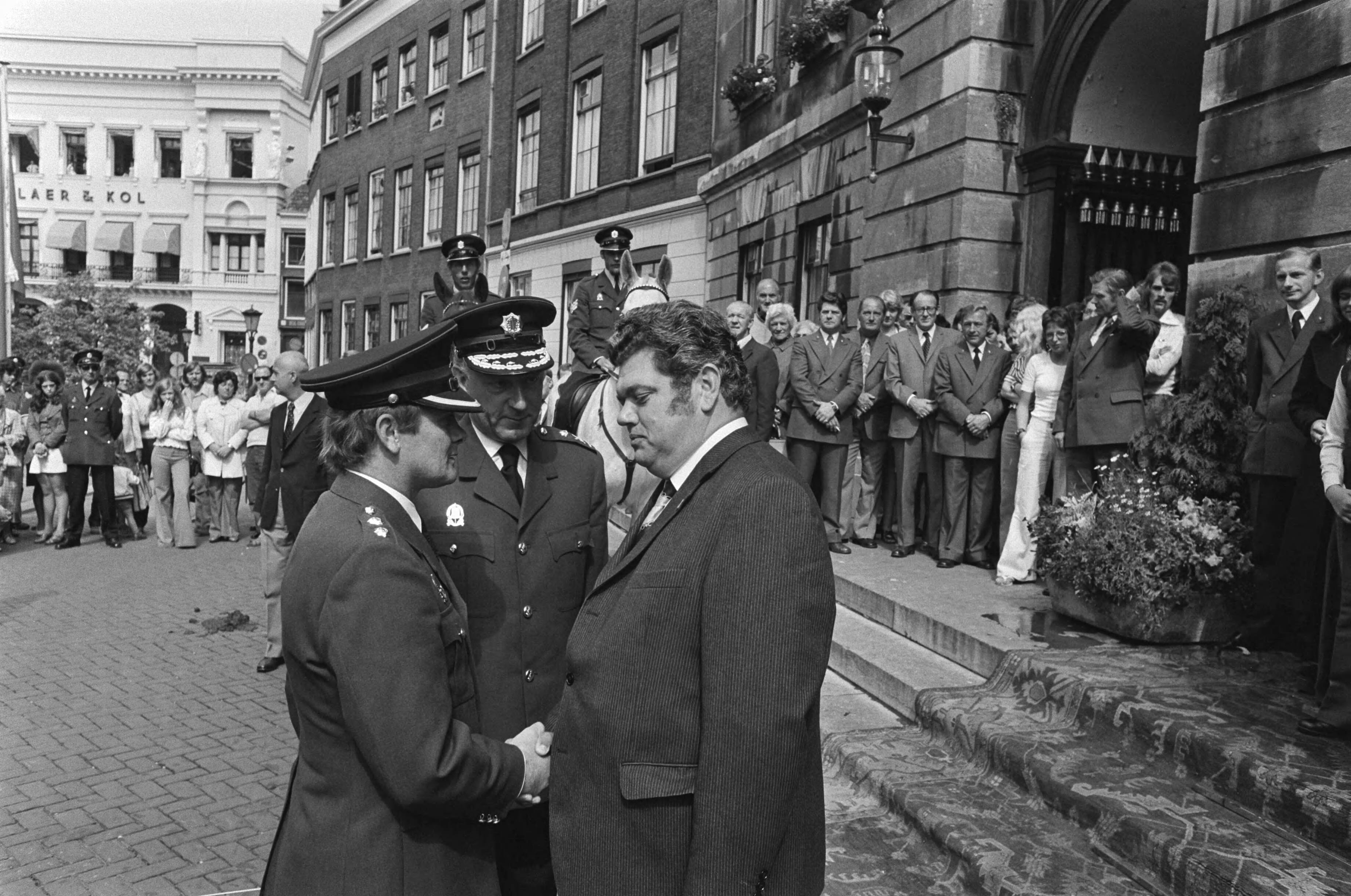 Fotocollectie Anefo — H. J. L. Vonhoff geinstalleerd als burgemeester van Utrecht. Vonhoff in gesprek met politie-officieren — Foto: Verhoeff, Bert / Anefo. Licentie: Set B: Rechtenvrij / Publiek Domein. Bron: Nationaal Archief. http://hdl.handle.net/10648/ac52fdbe-d0b4-102d-bcf8-003048976d84