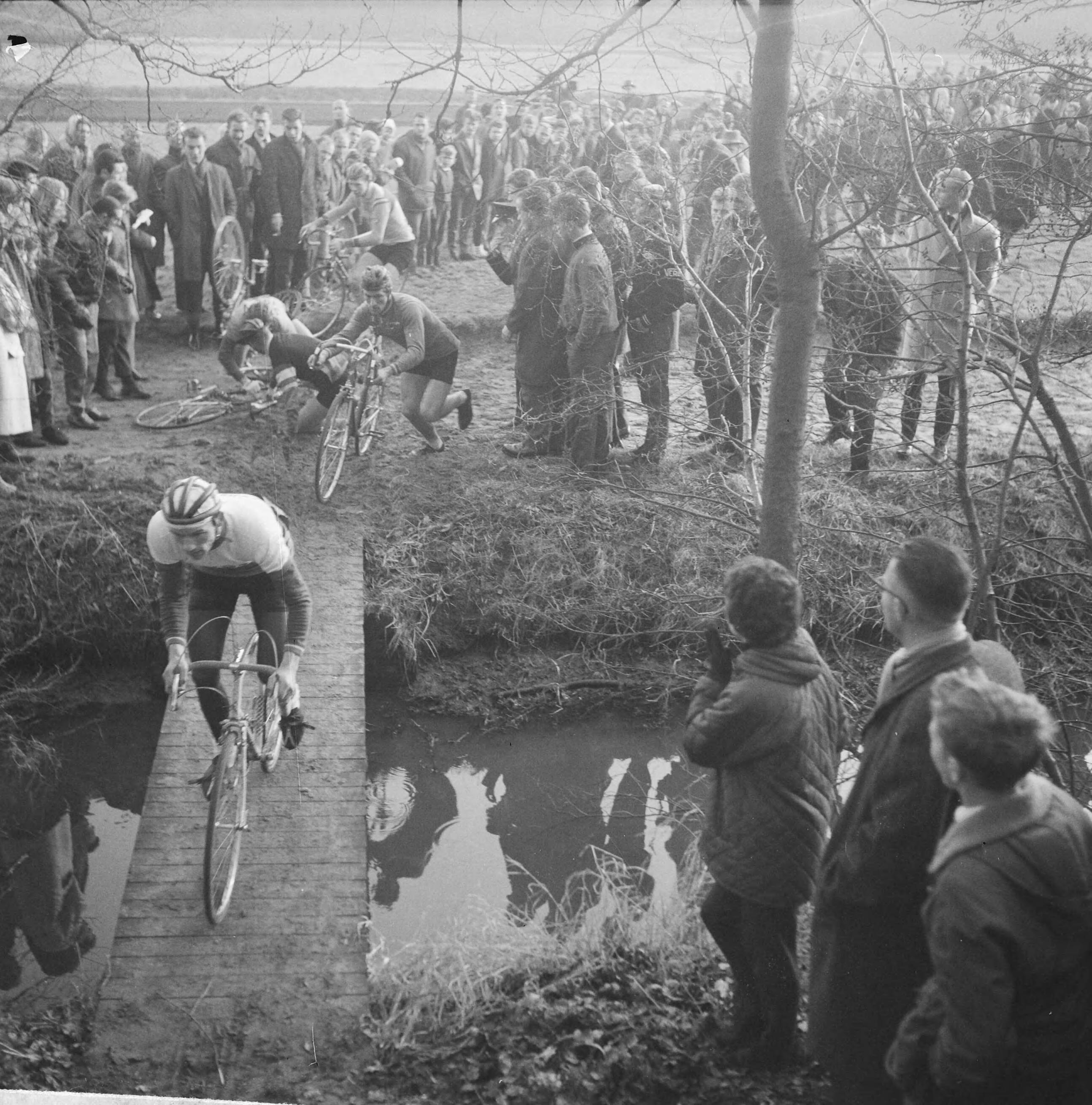 Fotocollectie Anefo — Nationale Cycle Cross "Katerkoers" op sportpark Duinhorst te Wassenaar — Foto: Nijs, Jac. de / Anefo. Licentie: Set B: Rechtenvrij / Publiek Domein. Bron: Nationaal Archief. http://hdl.handle.net/10648/aa5408be-d0b4-102d-bcf8-003048976d84
