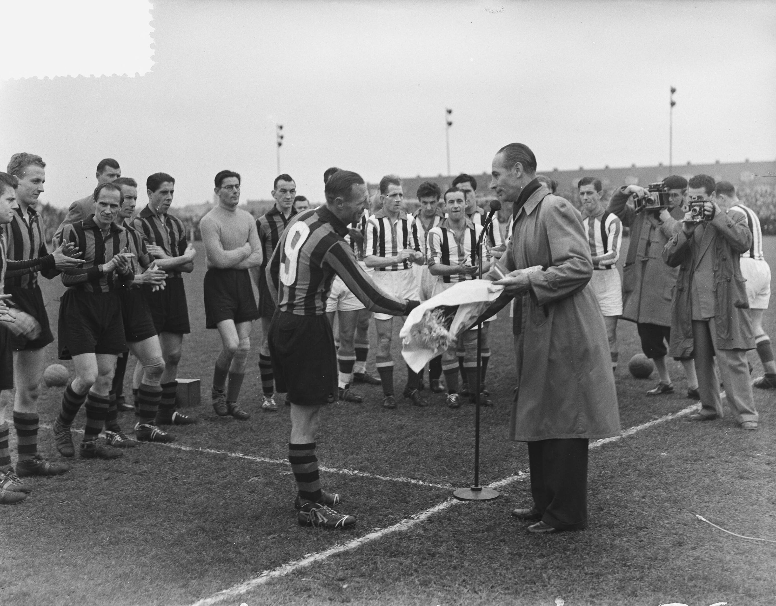 Fotocollectie Anefo — Voetbal. EDO tegen Willem II 0-1. Spelmoment — Foto: Bilsen, Joop van / Anefo. Licentie: Set B: Rechtenvrij / Publiek Domein. Bron: Nationaal Archief. http://hdl.handle.net/10648/a92e3a72-d0b4-102d-bcf8-003048976d84