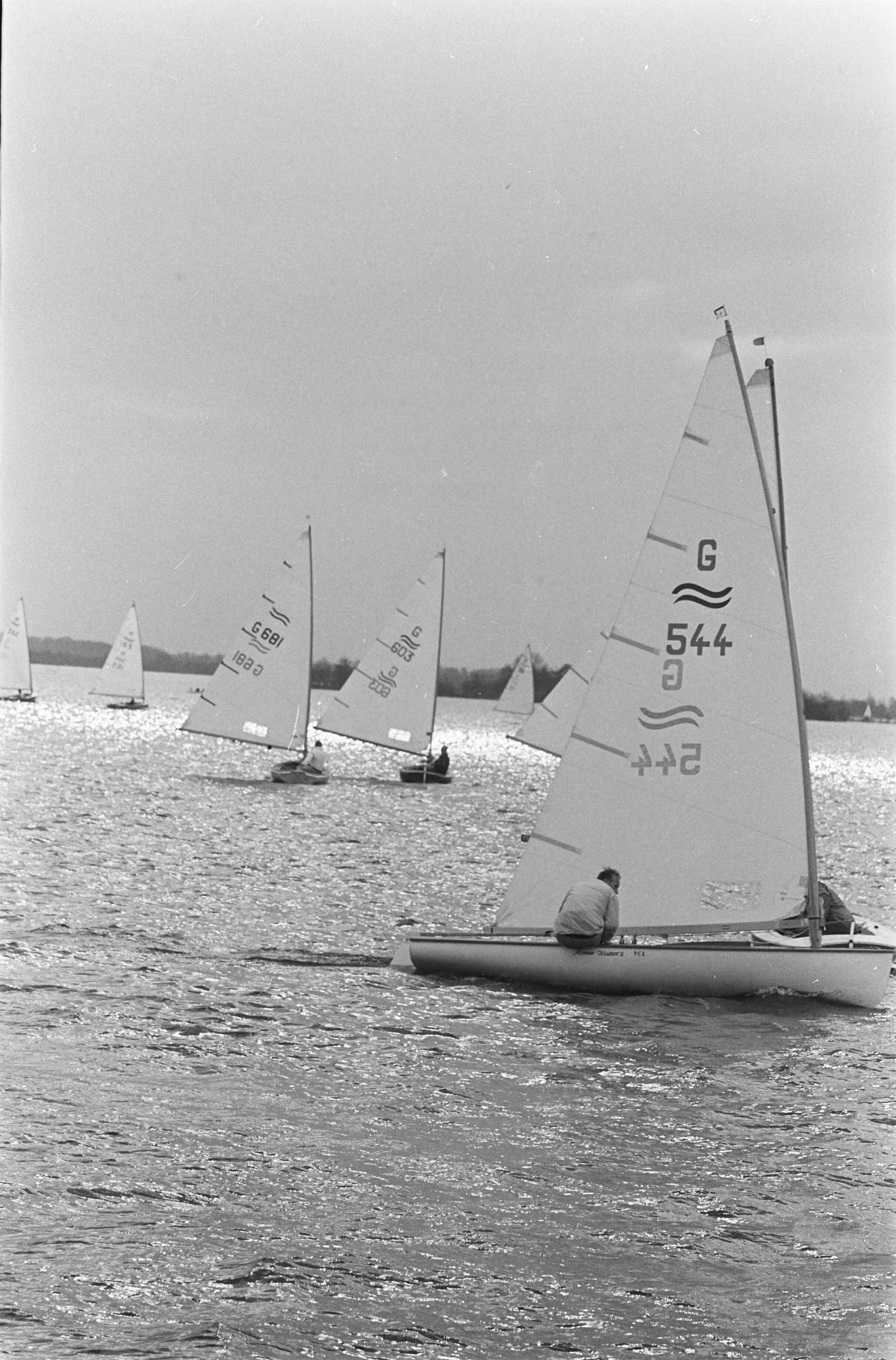 Fotocollectie Anefo — Paasregatta, zeilwedstrijden te Loosdrecht. Actiefotos tijdens zeilwedstrijden — Foto: Kroon, Ron / Anefo. Licentie: Set B: Rechtenvrij / Publiek Domein. Bron: Nationaal Archief. http://hdl.handle.net/10648/ab3ced18-d0b4-102d-bcf8-003048976d84
