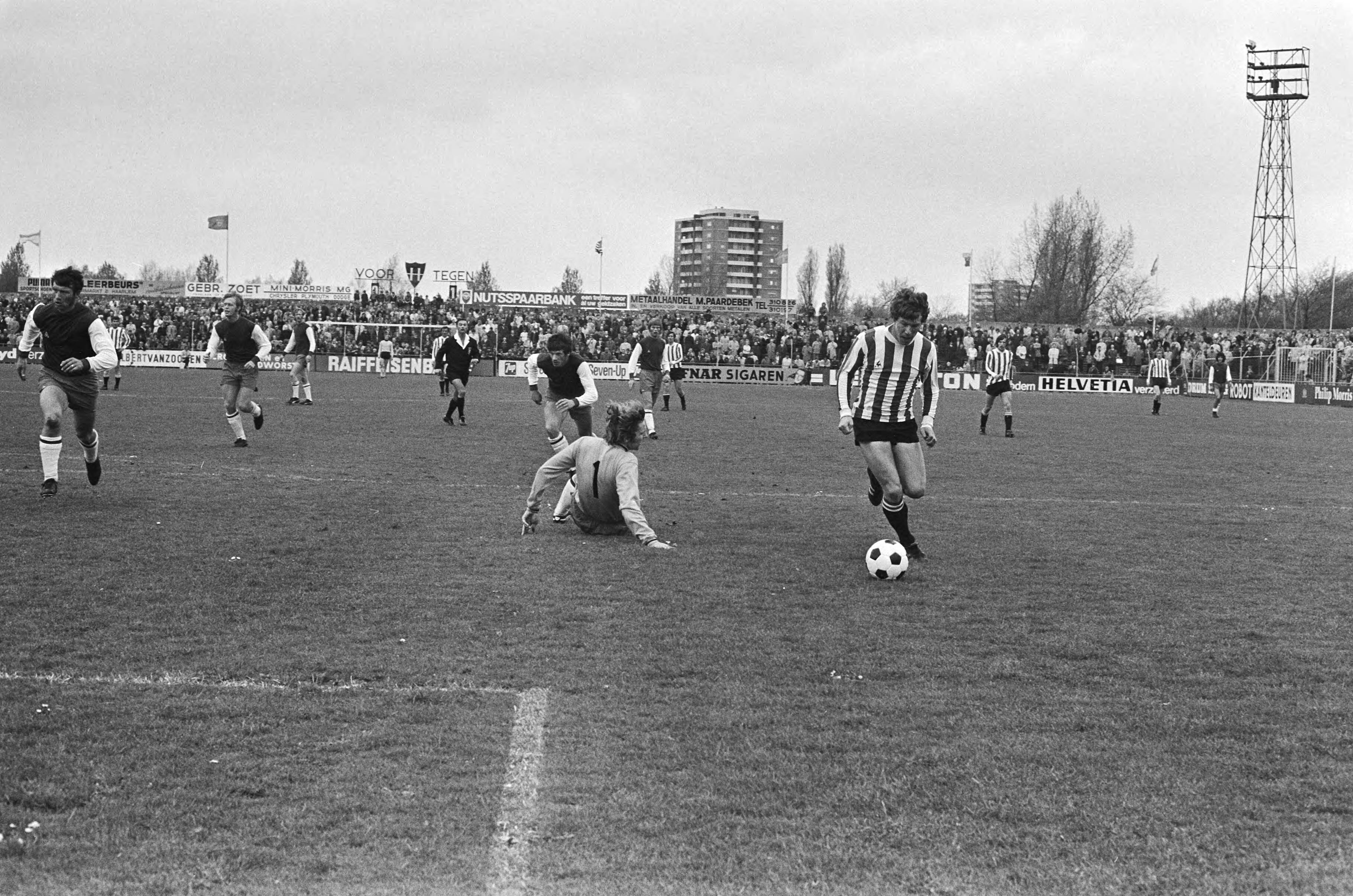 Voetbalwedstrijd eredivisie Haarlem - PSV: 1-3 — Spelmoment — Foto: Fotograaf Onbekend / Anefo. Licentie: Set B: Rechtenvrij / Publiek Domein. Bron: Nationaal Archief. http://hdl.handle.net/10648/abbcba8e-d0b4-102d-bcf8-003048976d84