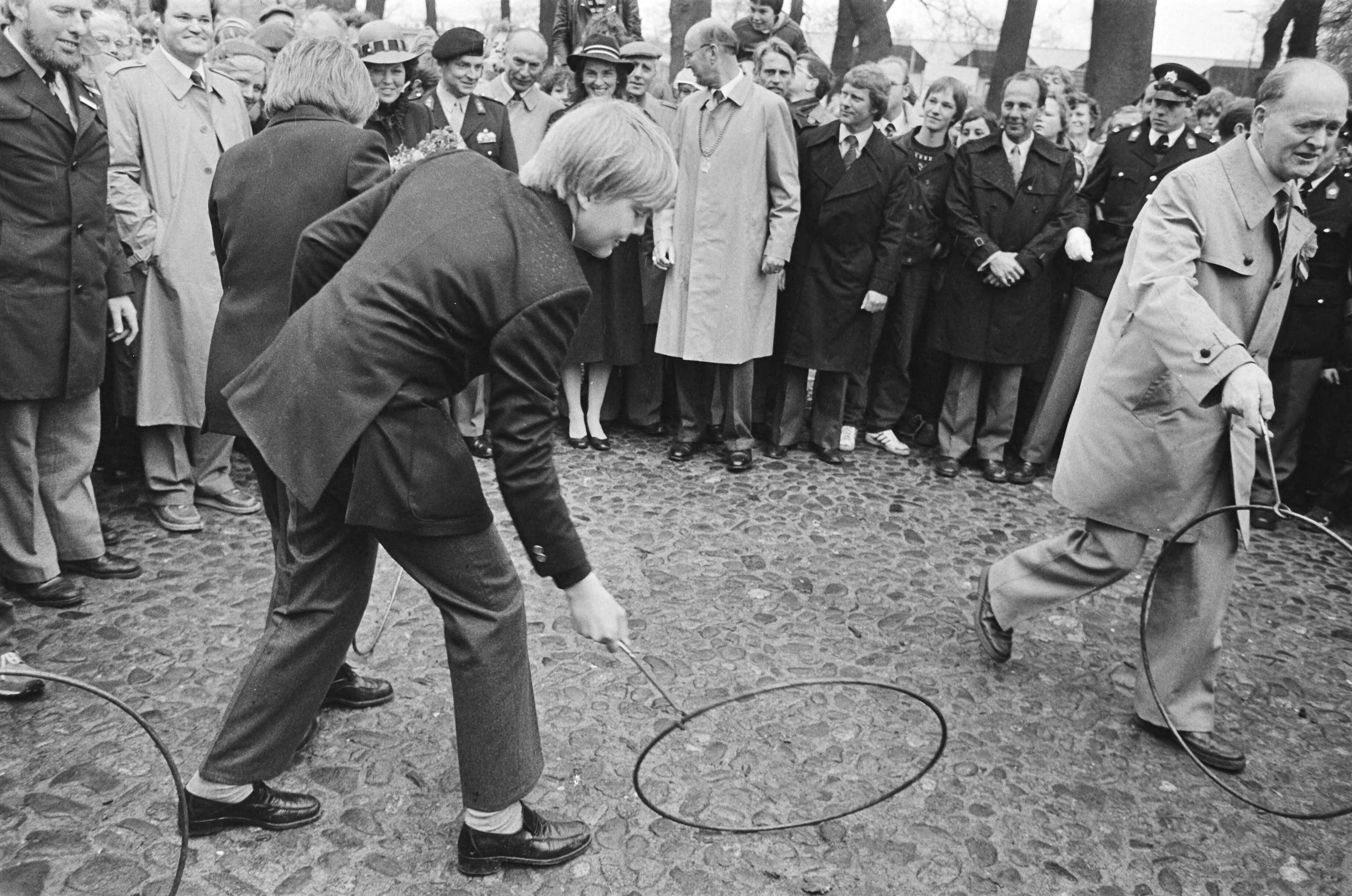 Fotocollectie Anefo — Koninginnedag, koninklijke familie in Zuidlaren. 9 Claus aan het "hoepelen", 7.8.10 Willem Alexander tijdens het "hoepelen" — Foto: Bogaerts, Rob / Anefo. Licentie: Set B: Rechtenvrij / Publiek Domein. Bron: Nationaal Archief. http://hdl.handle.net/10648/ad166178-d0b4-102d-bcf8-003048976d84