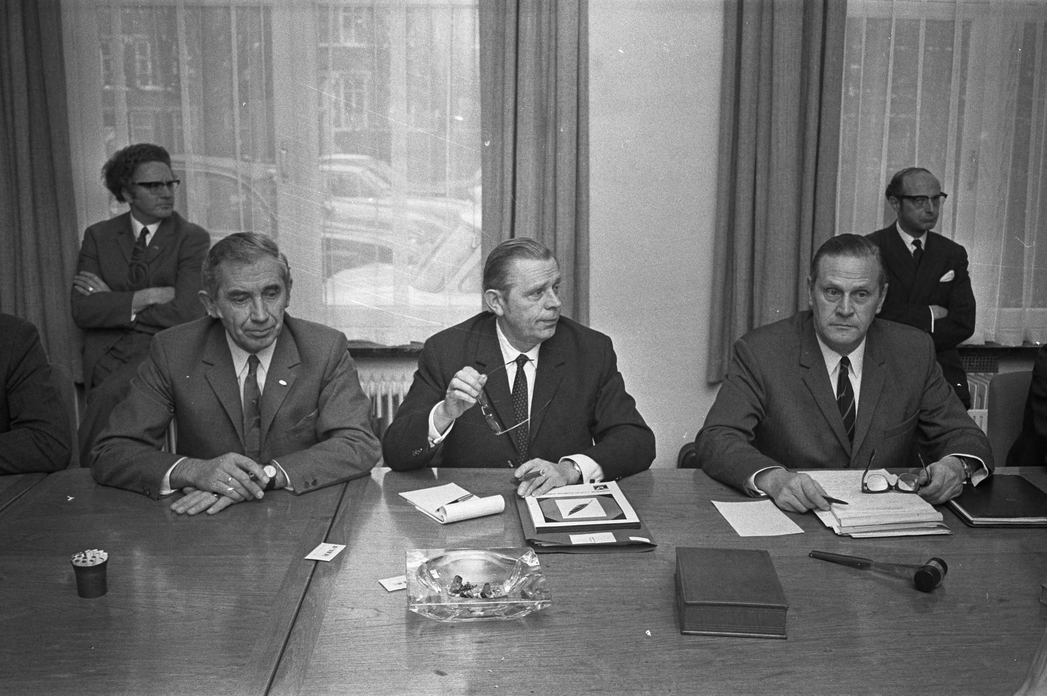 Fotocollectie Anefo — Raad van overleg van werkgevers en werknemers metaalindustrie bijeen over CAO in FME-gebouw, Den Haag v.l.n.r. Van Dijk (CNV), Brussel (NVK), Prins — Foto: Peters, Hans / Anefo. Licentie: Set B: Rechtenvrij / Publiek Domein. Bron: Nationaal Archief. http://hdl.handle.net/10648/abddad34-d0b4-102d-bcf8-003048976d84