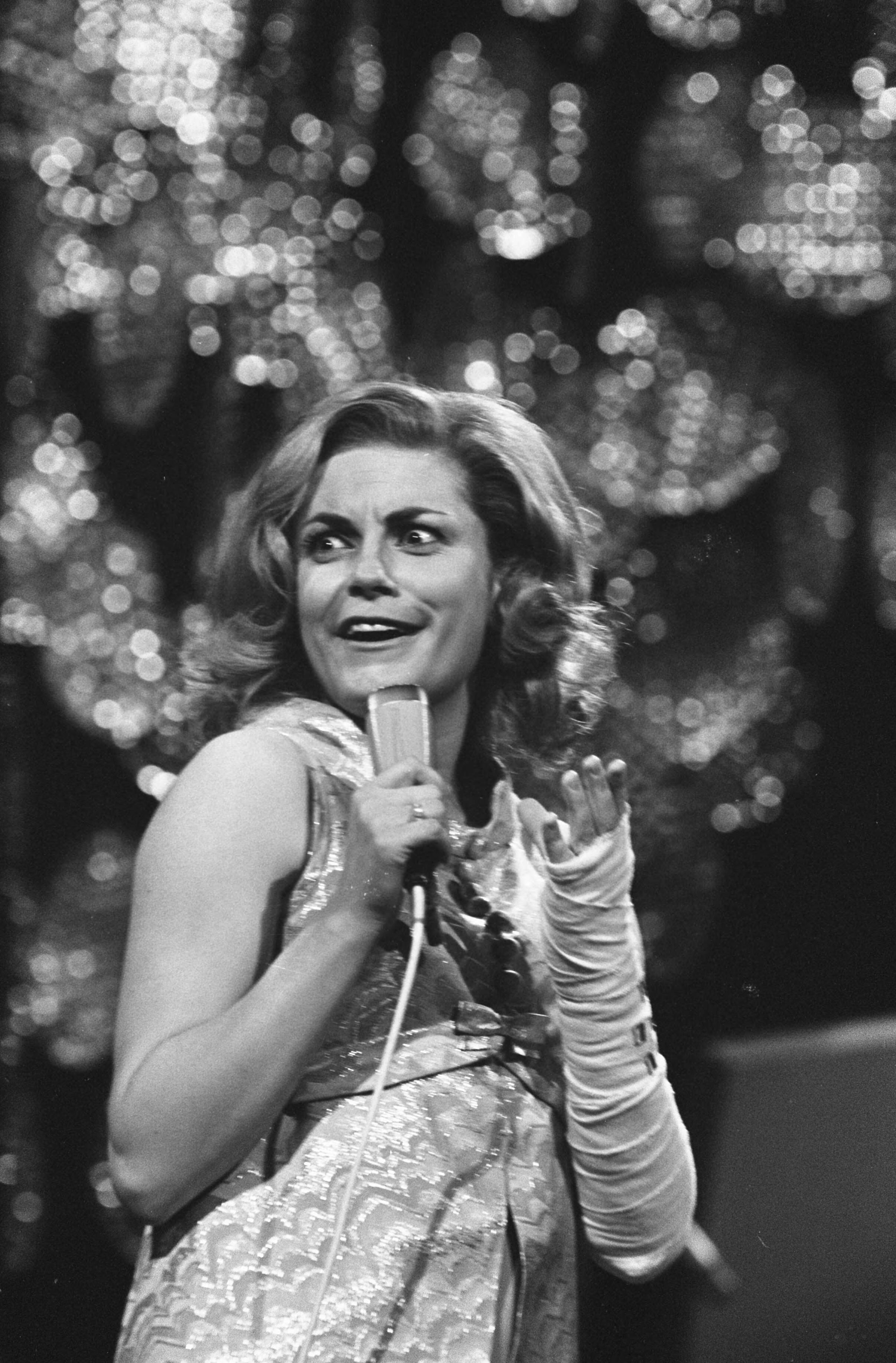 Fotocollectie Anefo — Nationale finale van het Eurovisie Songfestival in Scheveningen nr. 21 : Dave, nr. 22 , 23: Conny Vink — Foto: Koch, Eric / Anefo. Licentie: Set B: Rechtenvrij / Publiek Domein. Bron: Nationaal Archief. http://hdl.handle.net/10648/ab600b5e-d0b4-102d-bcf8-003048976d84