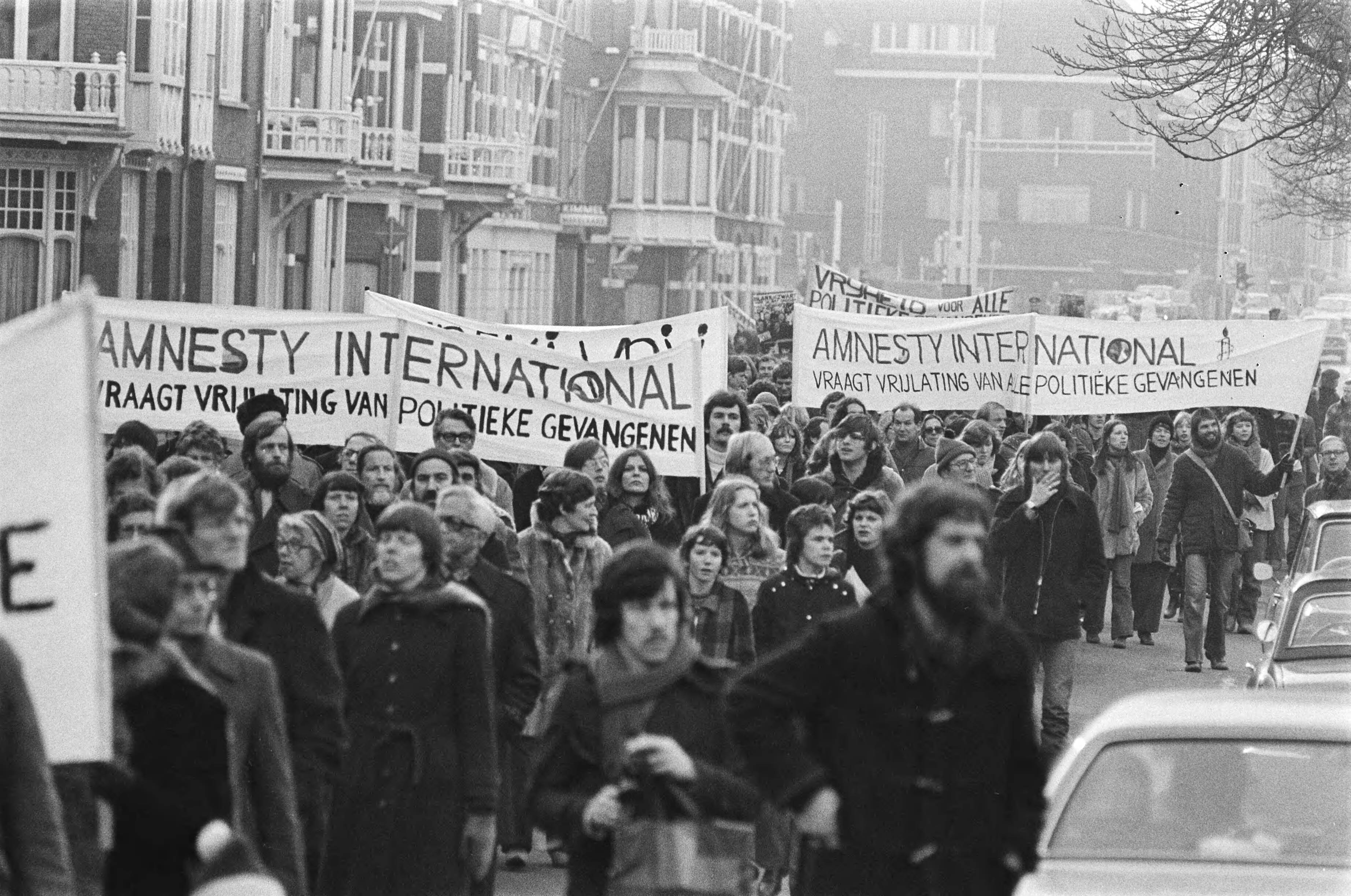 Fotocollectie Anefo — Stille tocht tegen apartheidspolitiek Zuid Afrika in Den Haag ; demonstranten onderweg — Foto: Peters, Hans / Anefo. Licentie: Set B: Rechtenvrij / Publiek Domein. Bron: Nationaal Archief. http://hdl.handle.net/10648/acaca0c6-d0b4-102d-bcf8-003048976d84