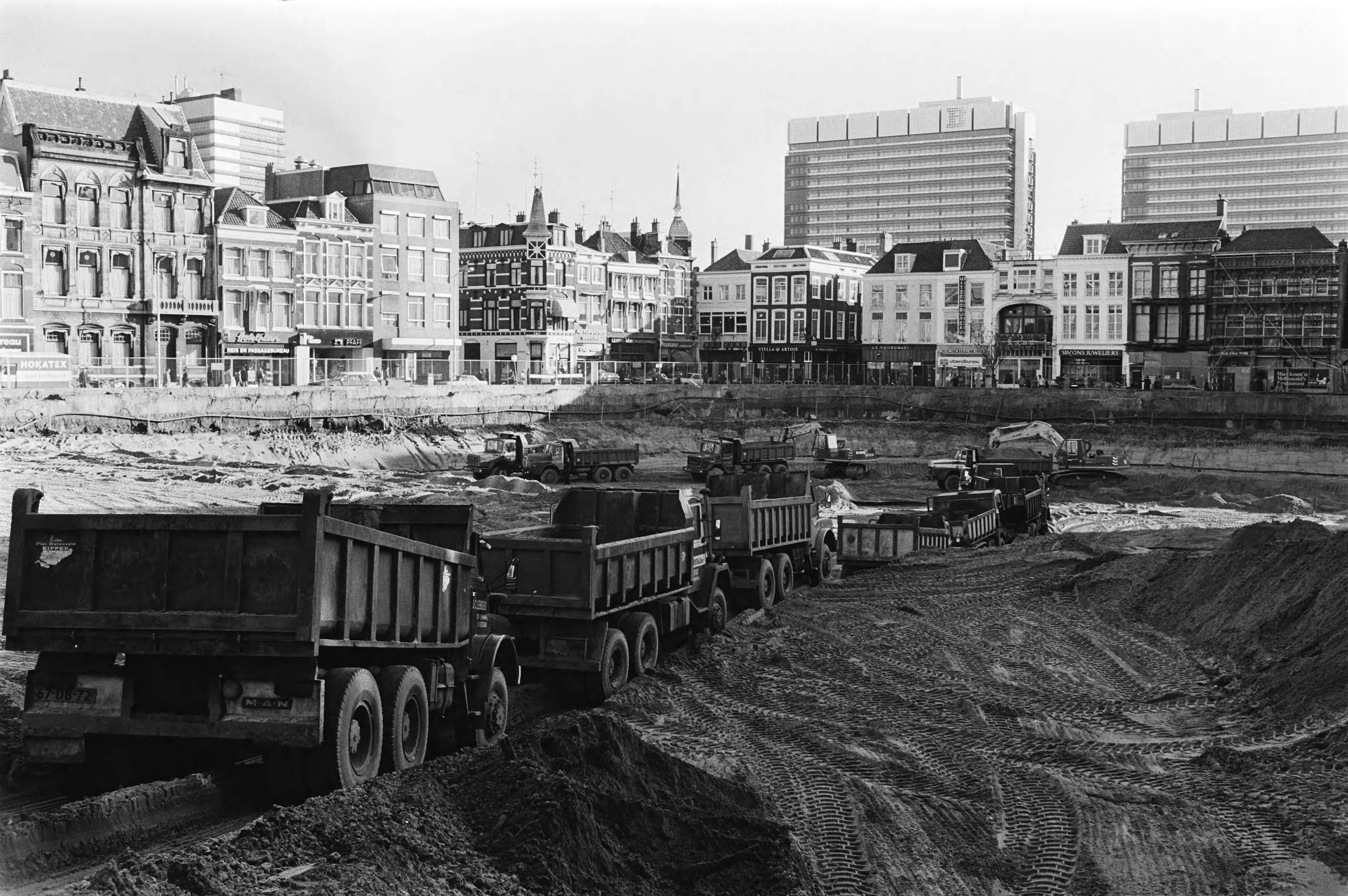 Bouw parkeergarage op het Plein in Den Haag — Werkzaamheden in de bouwput van de parkeergarage onder het Plein in Den Haag — Foto: Suyk, Koen / Anefo. Licentie: Set B: Rechtenvrij / Publiek Domein. Bron: Nationaal Archief. http://hdl.handle.net/10648/acd52424-d0b4-102d-bcf8-003048976d84